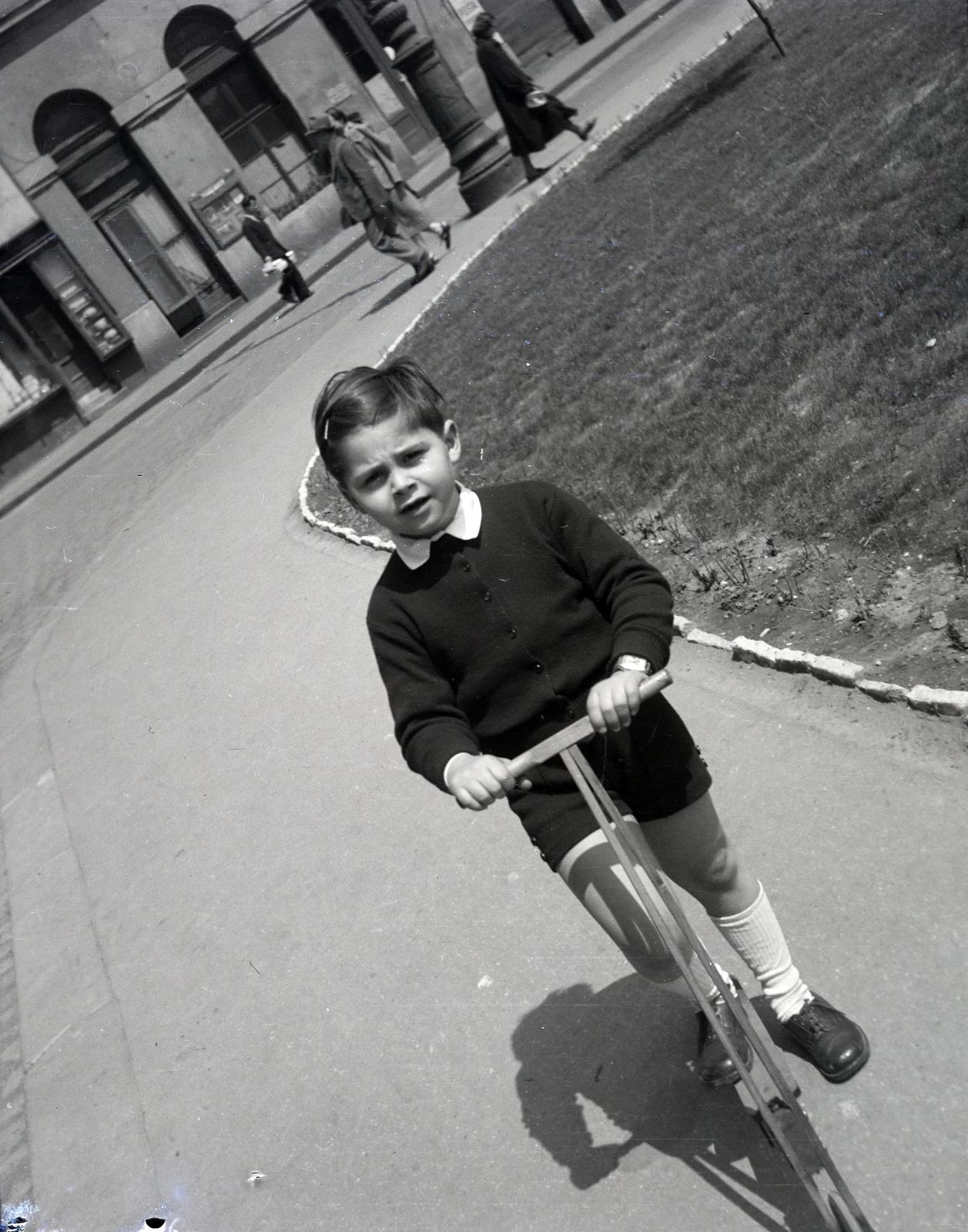 Magyarország, Budapest V., Fővám (Dimitrov) tér., 1953, Gara Andor, ferde, roller, Budapest, Fortepan #285882