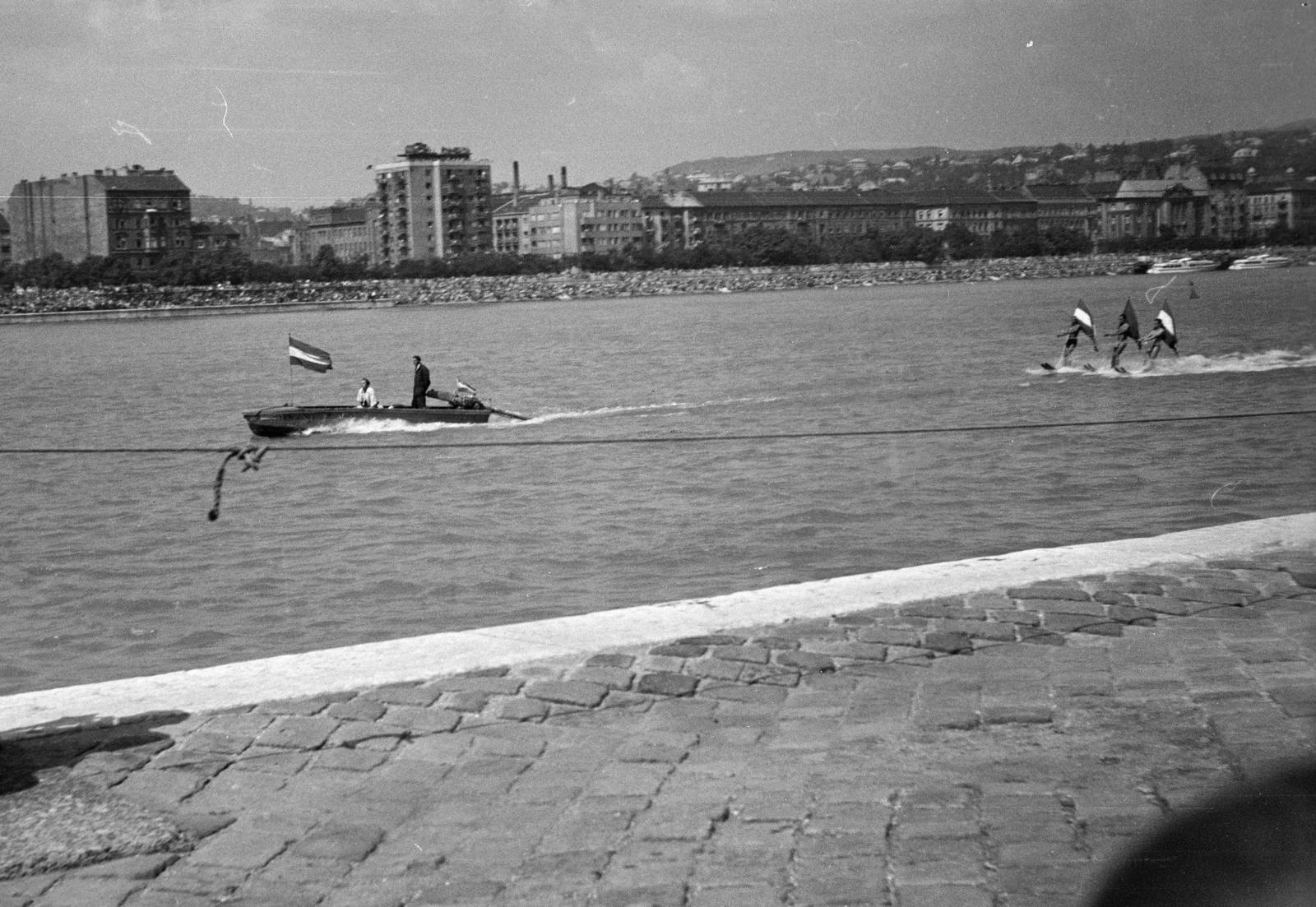 Hungary, Budapest V.,Budapest I., augusztus 20-i vízi- és légiparádé a Dunán, szemben a Bem rakpart., 1960, Garaczi László, water ski, flag, Budapest, Fortepan #285890