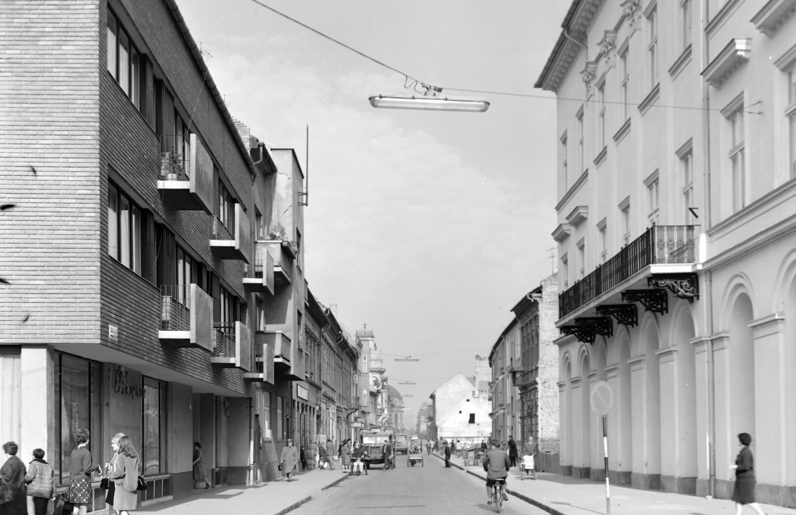 Hungary, Szeged, Oskola utca a Dóm térről nézve., 1968, Építésügyi Dokumentációs és Információs Központ, VÁTI, commercial vehicle, street view, bicycle, tricycle, Fortepan #28590