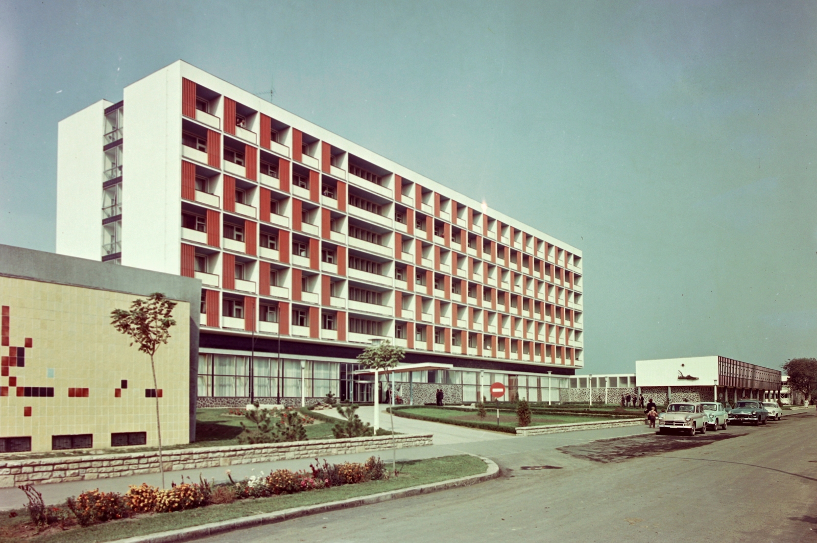 Hungary, Hajdúszoboszló, Mátyás király sétány 10. (Lenin utca), SZOT Béke Gyógyüdülő., 1962, Építésügyi Dokumentációs és Információs Központ, VÁTI, colorful, modern architecture, Fortepan #28591