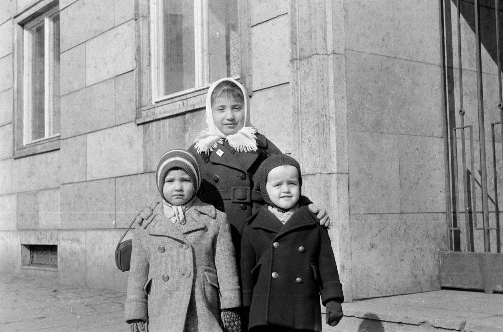 Hungary, Budapest V., Honvéd (Néphadsereg) tér 10/a bejárata., 1958, Garaczi László, Budapest, double-breasted coat, kids, headscarf, Fortepan #285913