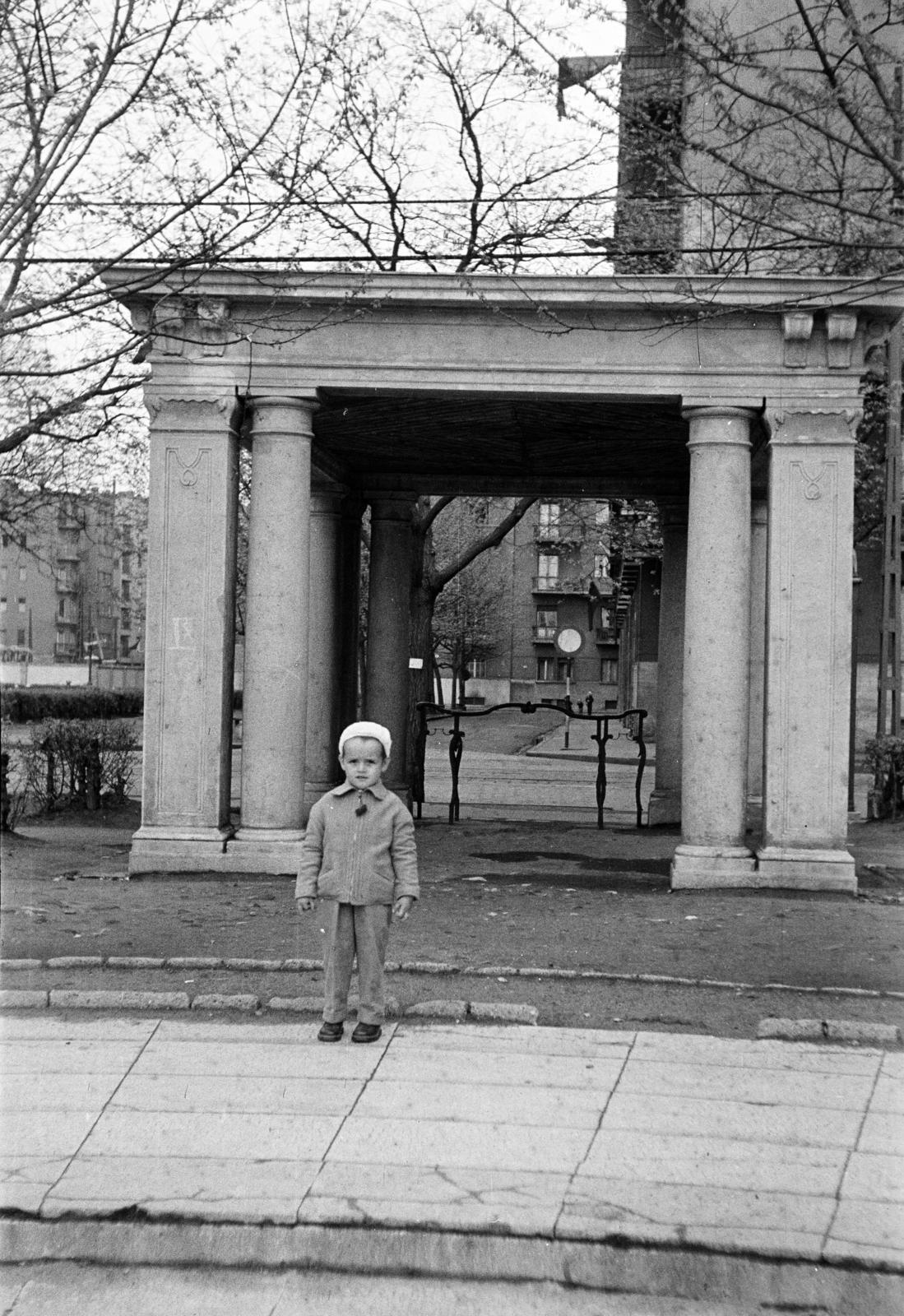 Hungary, Budapest XIII., Szent István park a Pozsonyi útnál, háttérben a Csanády utca sarkán álló házak., 1987, Garaczi László, Budapest, Fortepan #285914