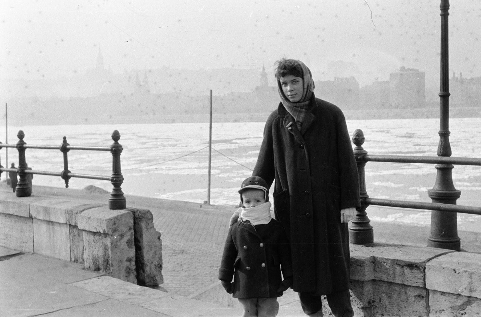 Hungary, Budapest V., 1958, Garaczi László, Budapest, wharf, coat, railing, scarf, Fortepan #285918