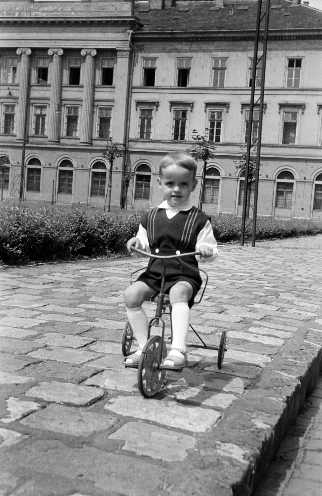 Hungary, Budapest V., Honvéd (Néphadsereg) tér, szemben a Honvéd utca 28., az egykori Valero selyemgyár épülete., 1958, Garaczi László, kids' tricycles, Budapest, Fortepan #285919