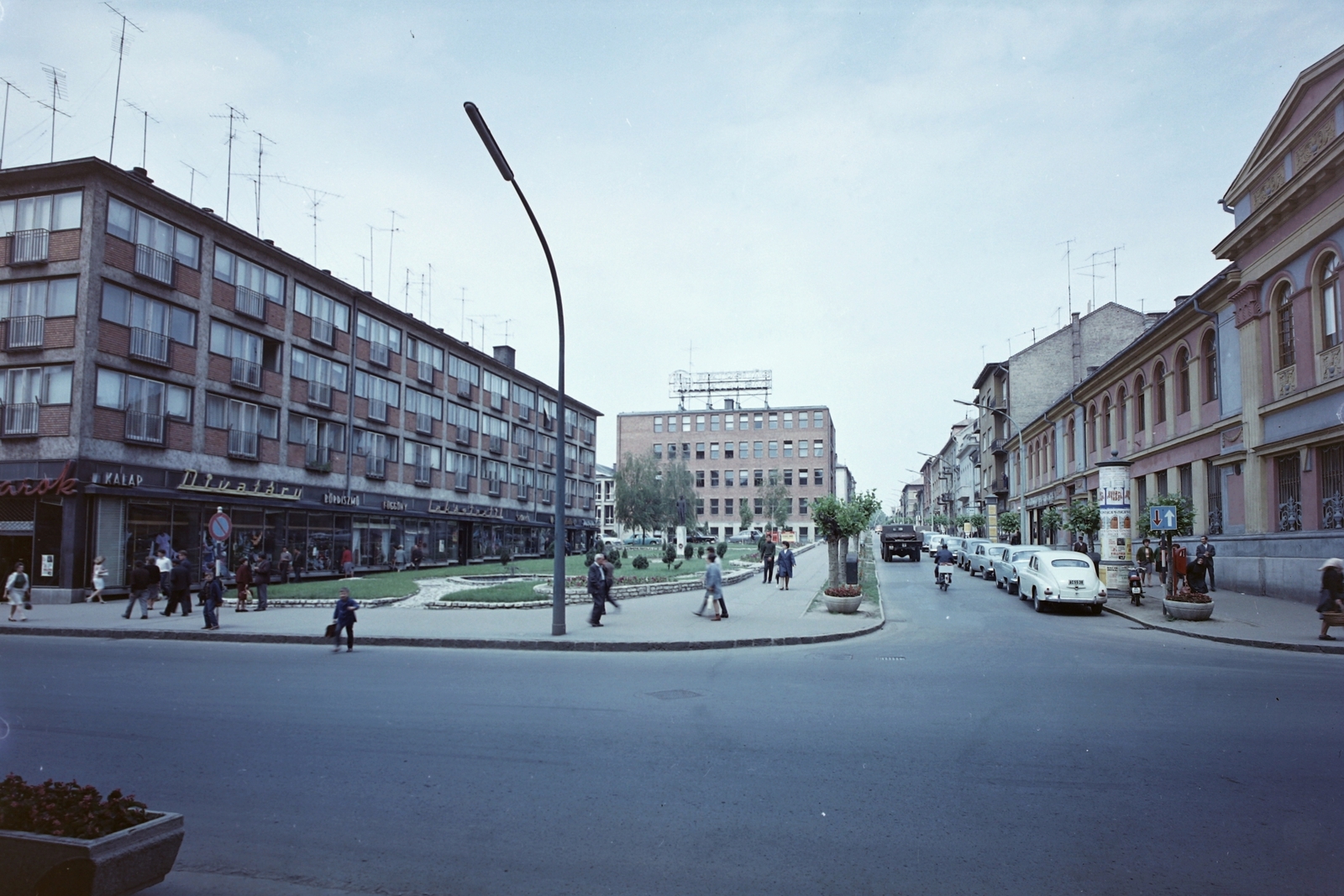 Hungary, Kaposvár, Kossuth Lajos utca a Fő utcáról nézve, előtérben az Európa Park (Latinka Sándor tér)., 1968, Építésügyi Dokumentációs és Információs Központ, VÁTI, colorful, street view, automobile, neon sign, Fortepan #28592