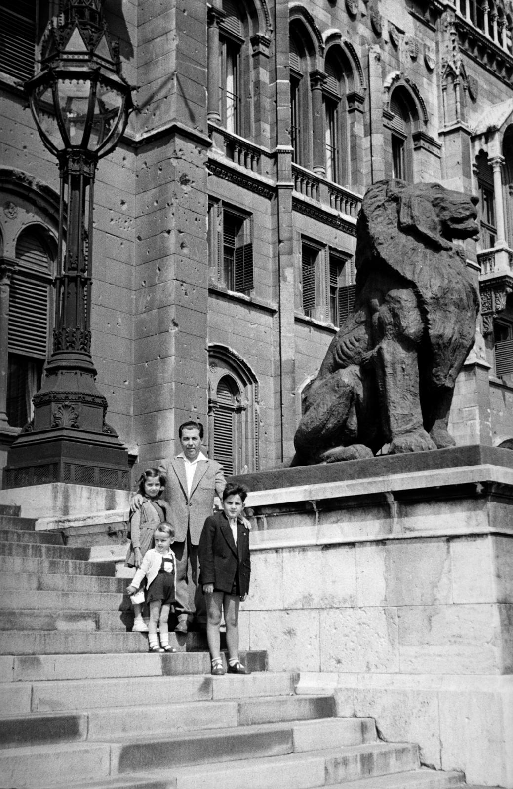 Hungary, Budapest V., Kossuth Lajos tér, a felvétel a Parlament főbejárata előtti lépcsőnél készült., 1958, Garaczi László, Budapest, Fortepan #285922