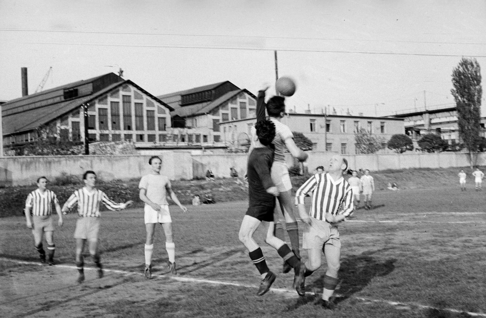 Hungary, Budapest XIX.,Budapest XVIII., a Budapesti Honvéd SE pályája, háttérben a Lőrinci Hengermű., 1960, Garaczi László, Budapest, Fortepan #285924