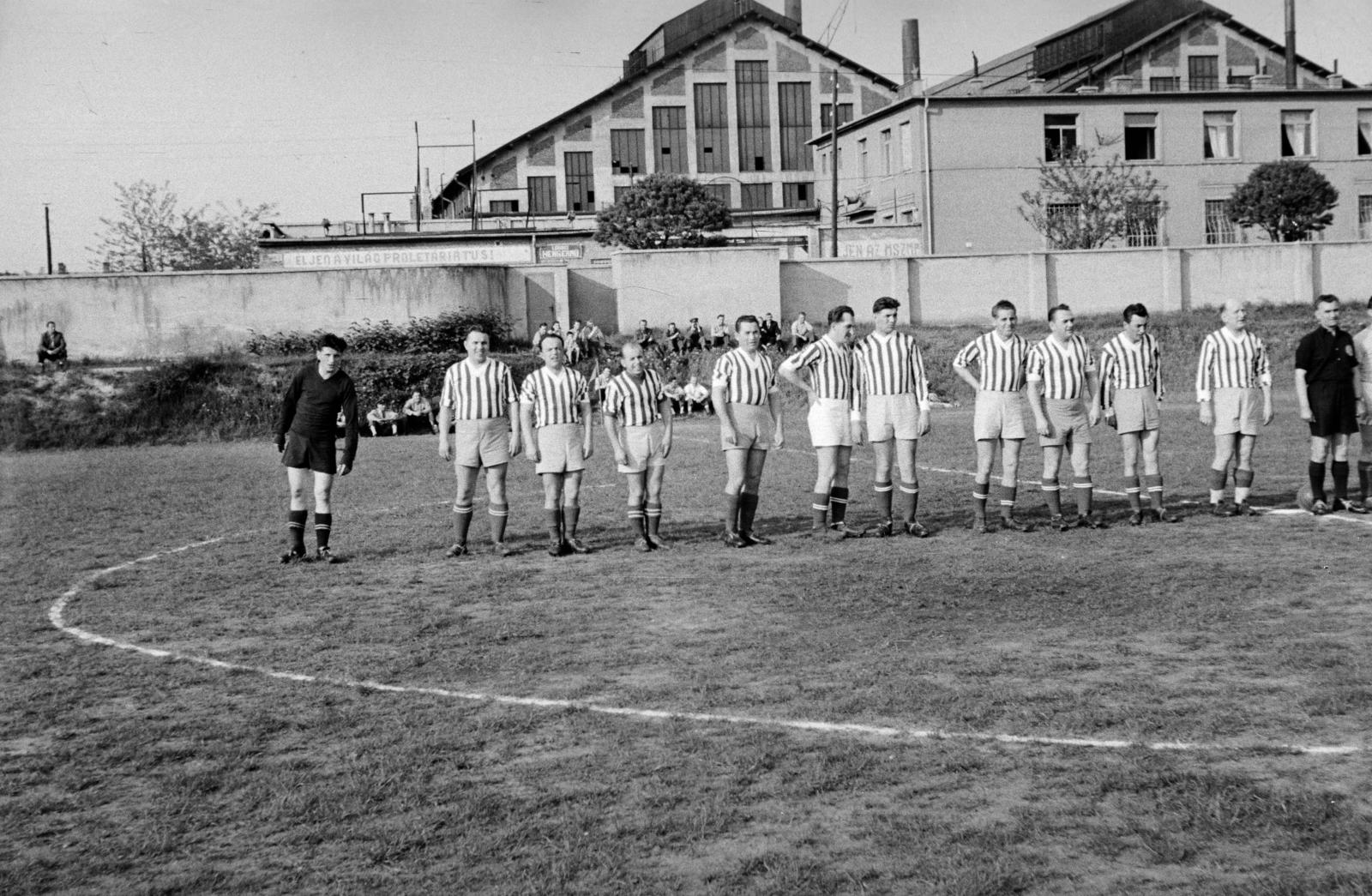 Hungary, Budapest XIX.,Budapest XVIII., a Budapesti Honvéd SE pályája, háttérben a Lőrinci Hengermű., 1960, Garaczi László, Budapest, soccer team, striped dress, Fortepan #285925