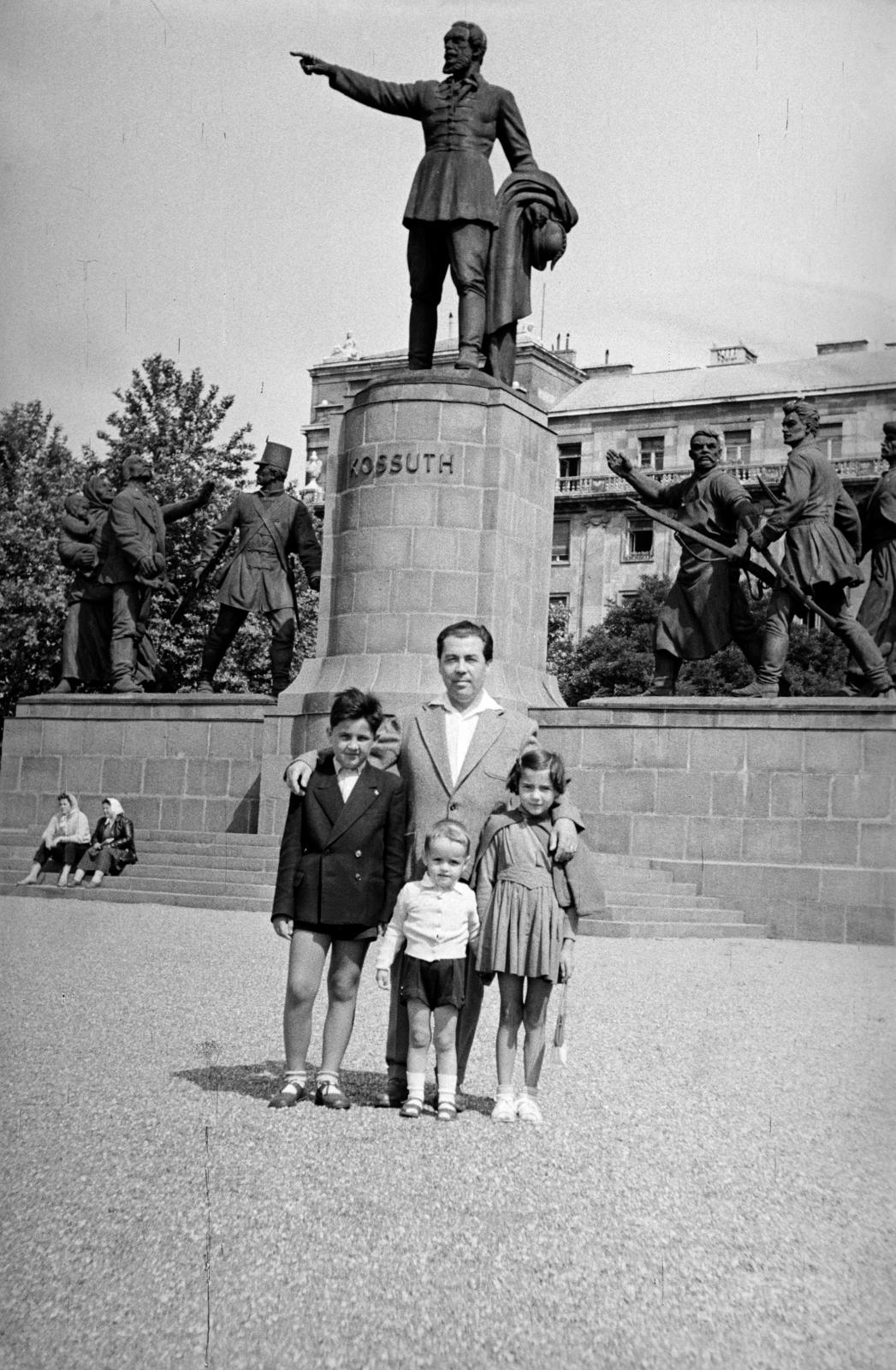 Hungary, Budapest V., Kossuth Lajos tér, Kossuth Lajos szobor., 1959, Garaczi László, Budapest, kids, Fortepan #285927