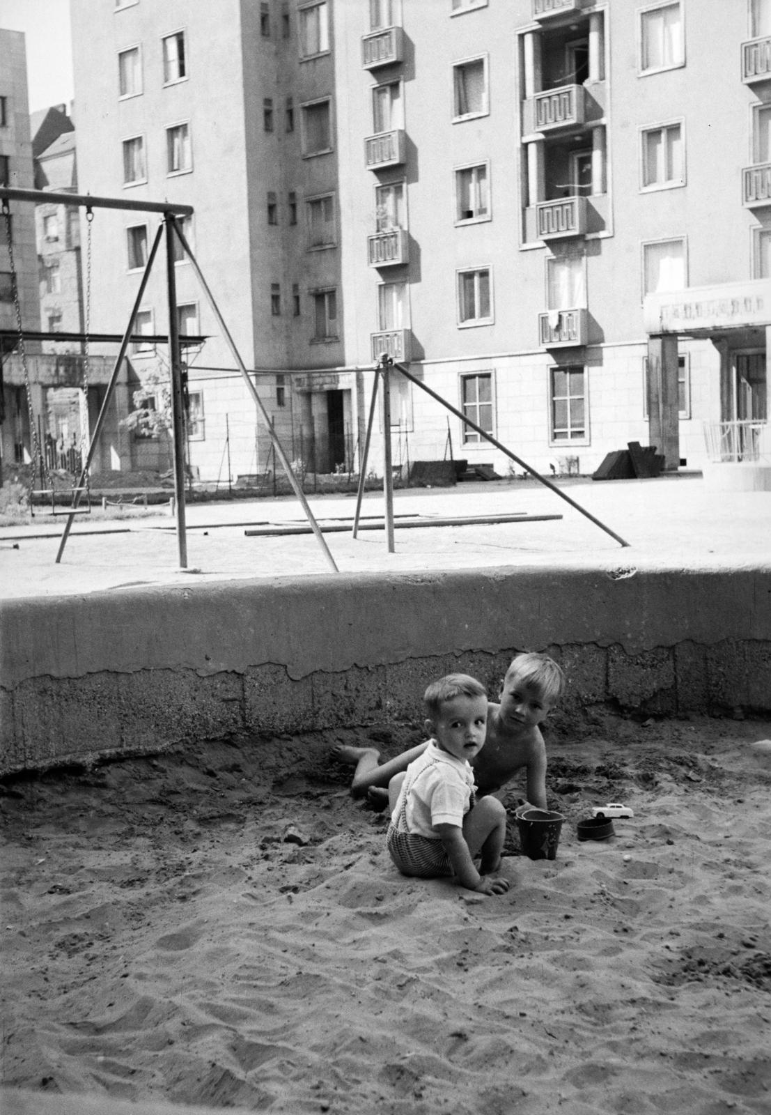 Magyarország, Budapest V., a Balaton (Pálffy György) utca - Honvéd utca - Honvéd (Néphadsereg) tér - Szemere utca által határolt háztömb udvara,, 1959, Garaczi László, Budapest, homokozó, Fortepan #285928