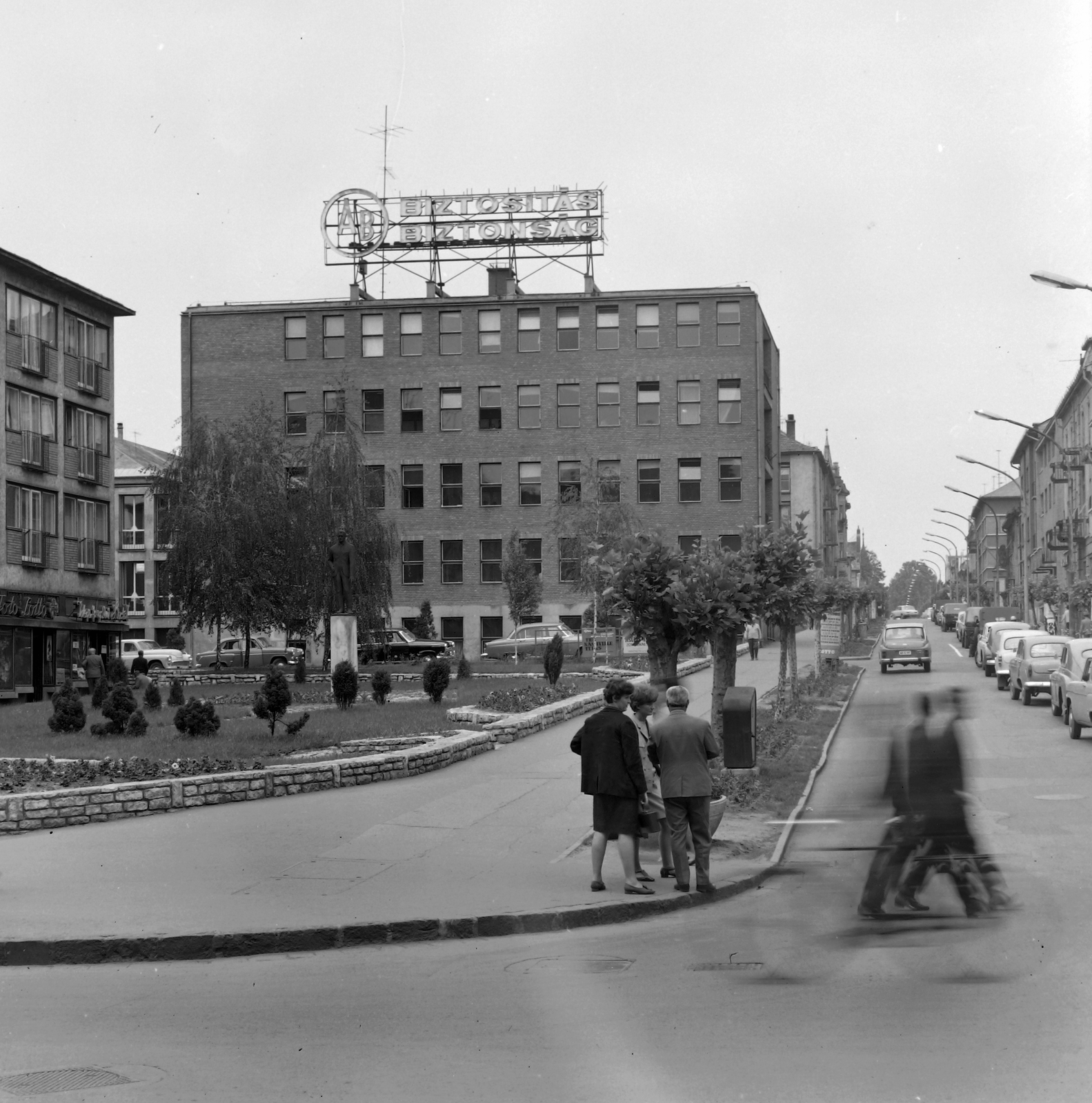 Hungary, Kaposvár, Kossuth Lajos utca a Fő utcáról nézve, előtérben az Európa Park (Latinka Sándor tér)., 1968, Építésügyi Dokumentációs és Információs Központ, VÁTI, street view, neon sign, Fortepan #28593