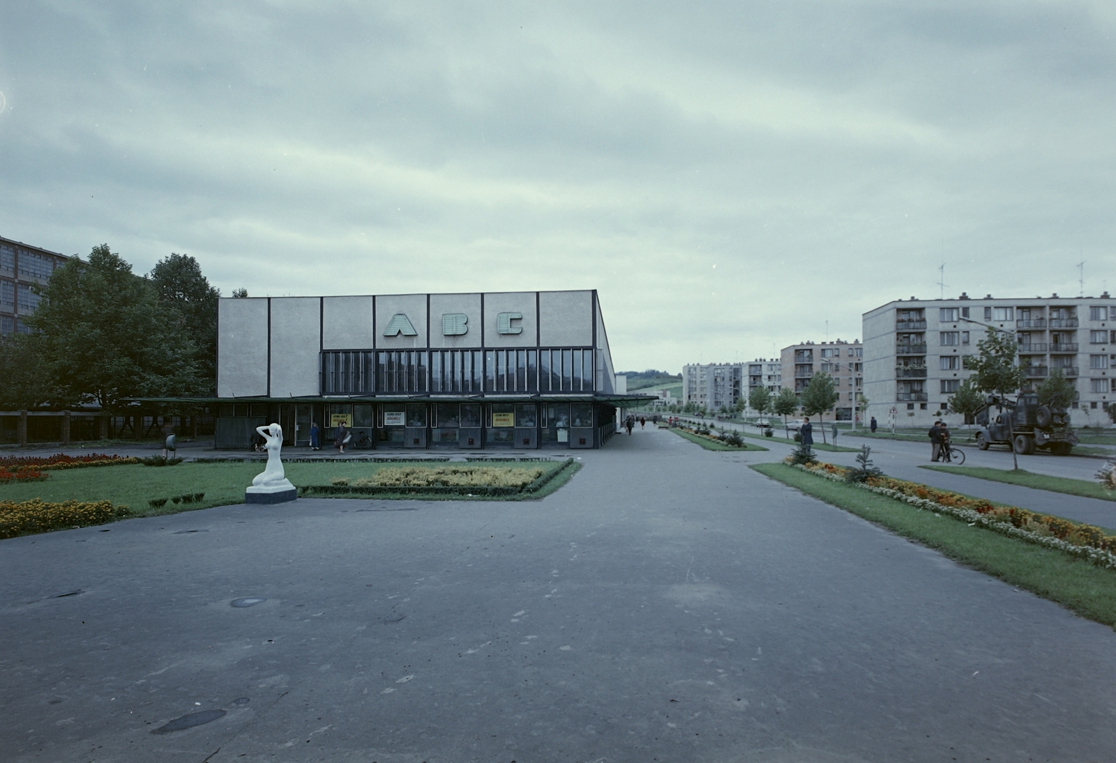 Hungary, Zalaegerszeg, Platán sor (Lenin út) - Landorhegyi utca sarok, Landorhegyi ABC. Térdelő lány, Bencsik István szobra., 1968, Építésügyi Dokumentációs és Információs Központ, VÁTI, colorful, sculpture, Fortepan #28594
