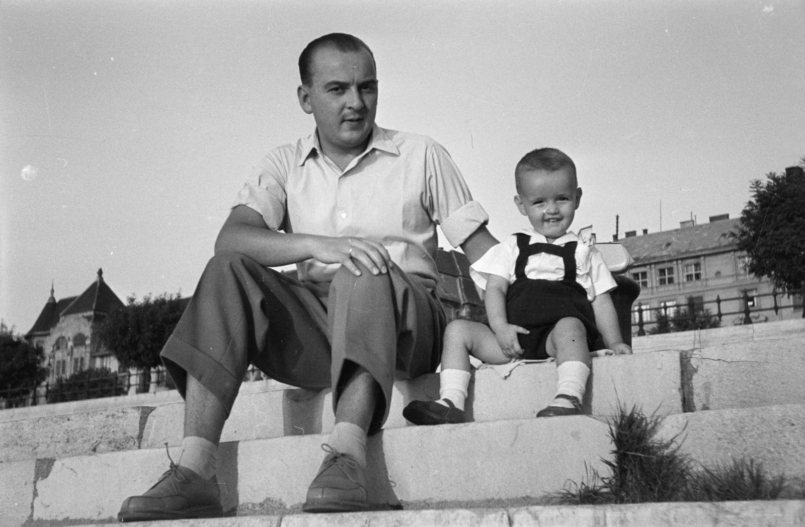 Hungary, Budapest V., pesti alsó rakpart, háttérben balra a Balassi Bálint utca 21-23. számú épület, a Balaton (Pálffy György) utca sarkán, 1958, Garaczi László, Budapest, sitting on stairs, rolled up sleeves, kid, Fortepan #285942