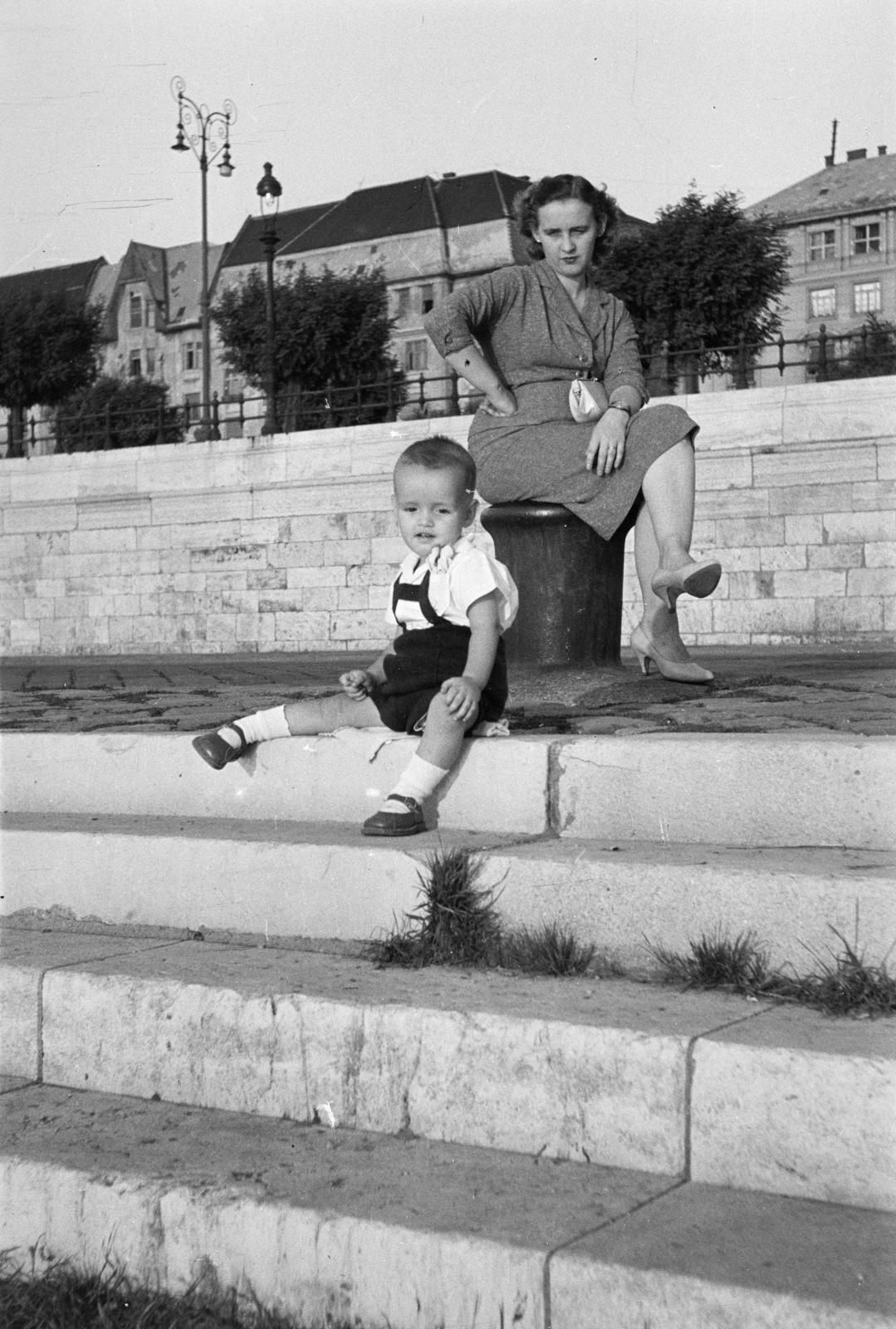 Magyarország, Budapest V., pesti alsó rakpart, háttérben a Balassi Bálint utca házai., 1958, Garaczi László, Budapest, kikötőbak, átvetett láb, lépcsőn ülni, Fortepan #285943