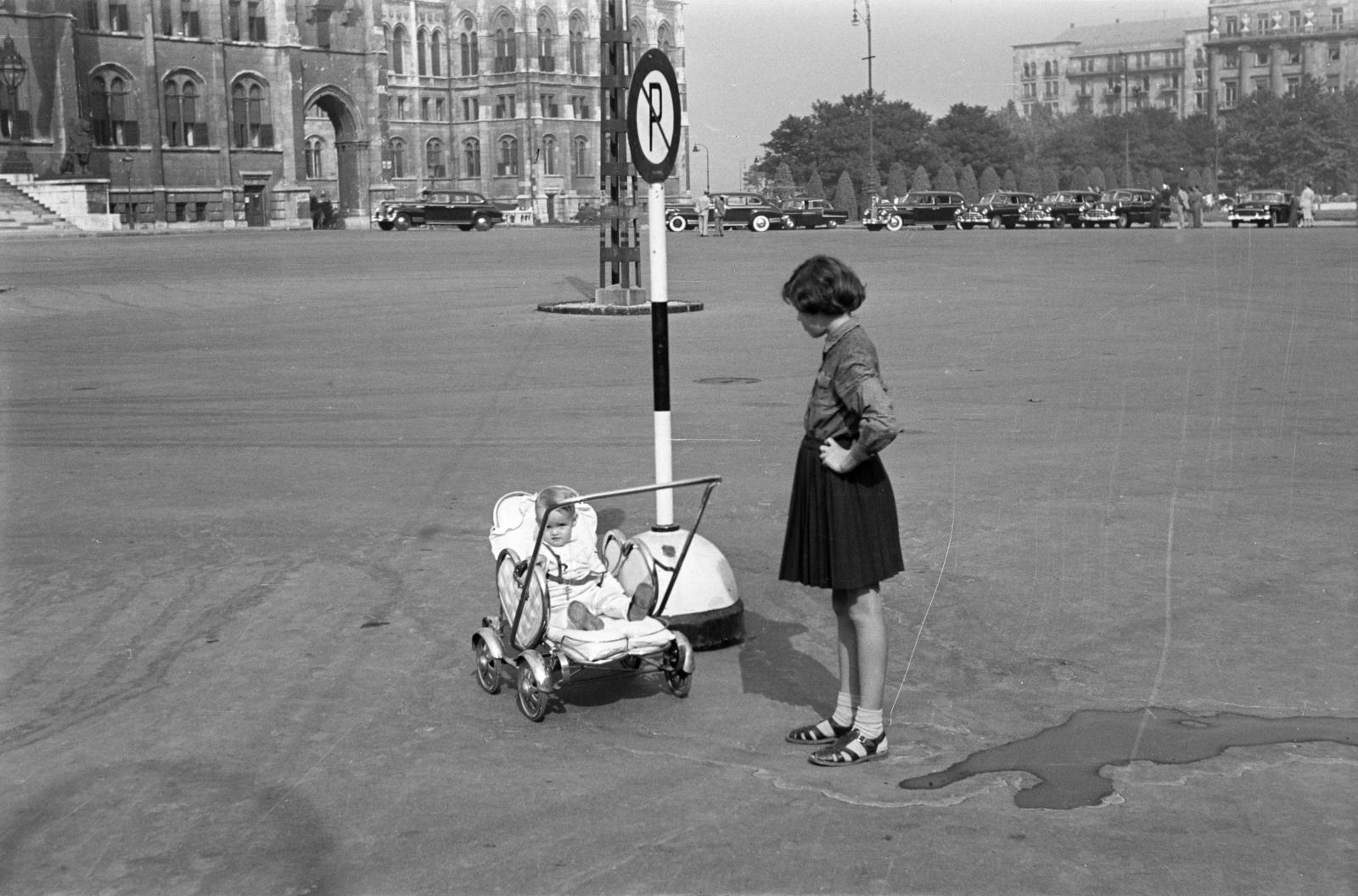 Magyarország, Budapest V., Kossuth Lajos tér., 1957, Garaczi László, Budapest, babakocsi, csípőre tett kéz, Fortepan #285947