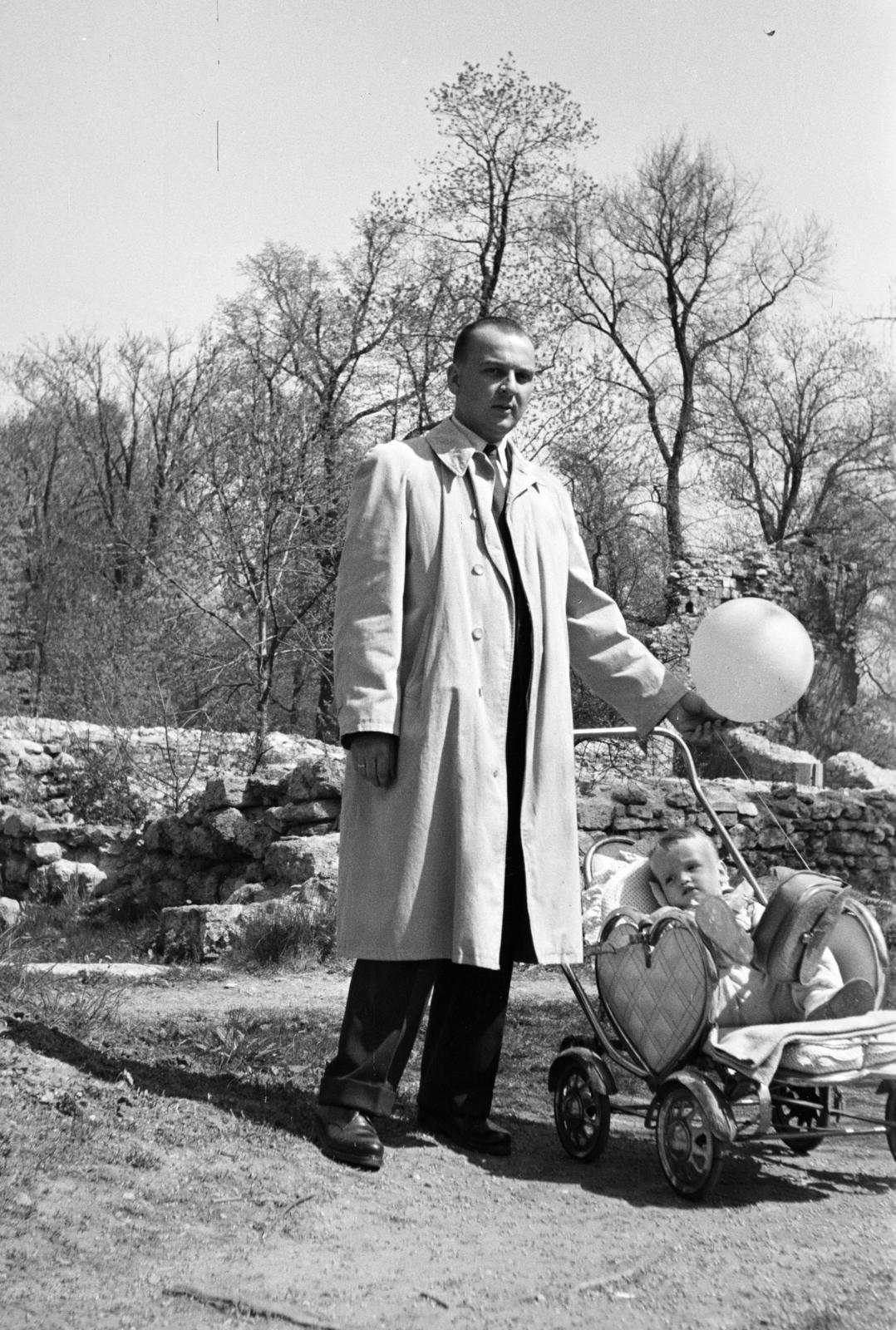 1957, Garaczi László, baby carriage, trench coat, baloon, Fortepan #285951