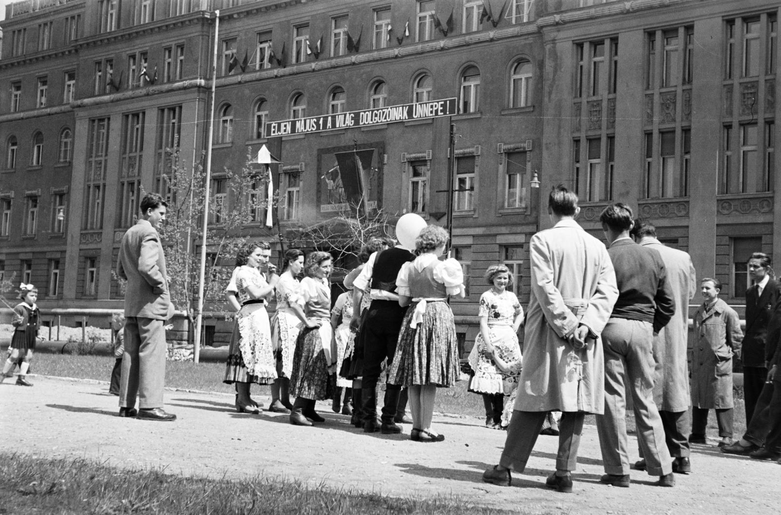 Hungary, Budapest V., Honvéd (Néphadsereg) tér, háttérben a Szemere 15-ös számú épület (Markó utca 16., ekkor Nehézipari Minisztérium, korábban Igazságügyi Minisztérium)., 1957, Garaczi László, Budapest, Fortepan #285955