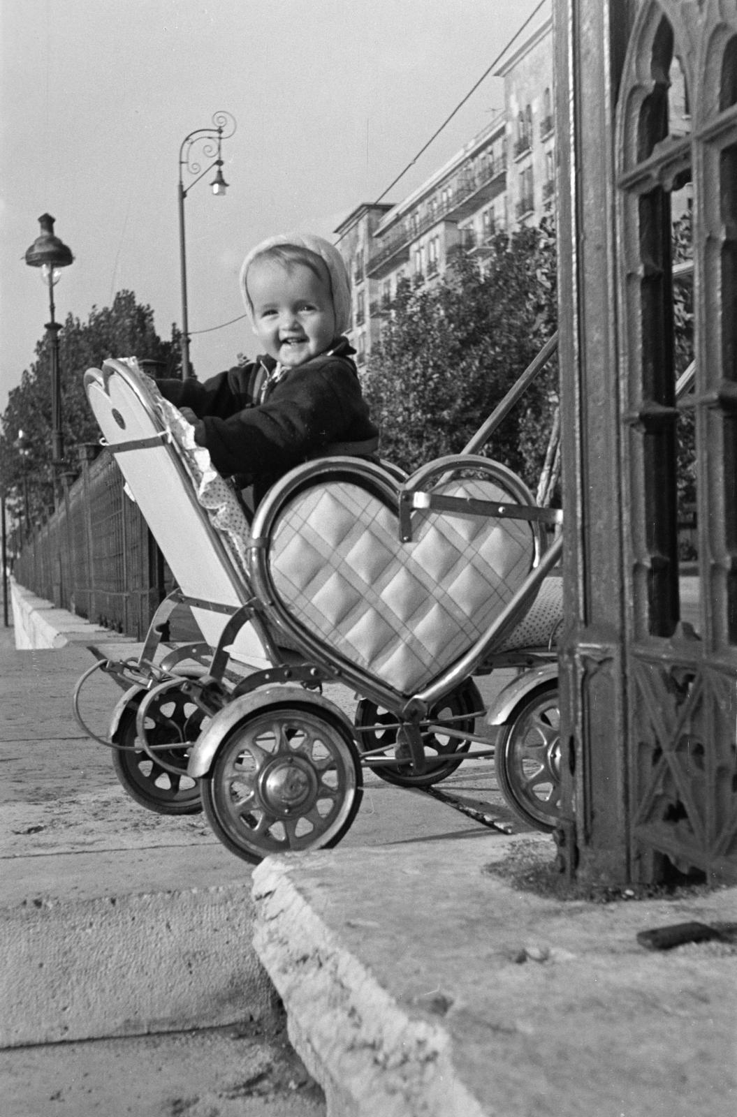 Magyarország, Budapest V., Széchenyi rakpart, háttérben a 12. számú épület a Biarritz-ház., 1957, Garaczi László, Budapest, vidámság, babakocsi, Fortepan #285977