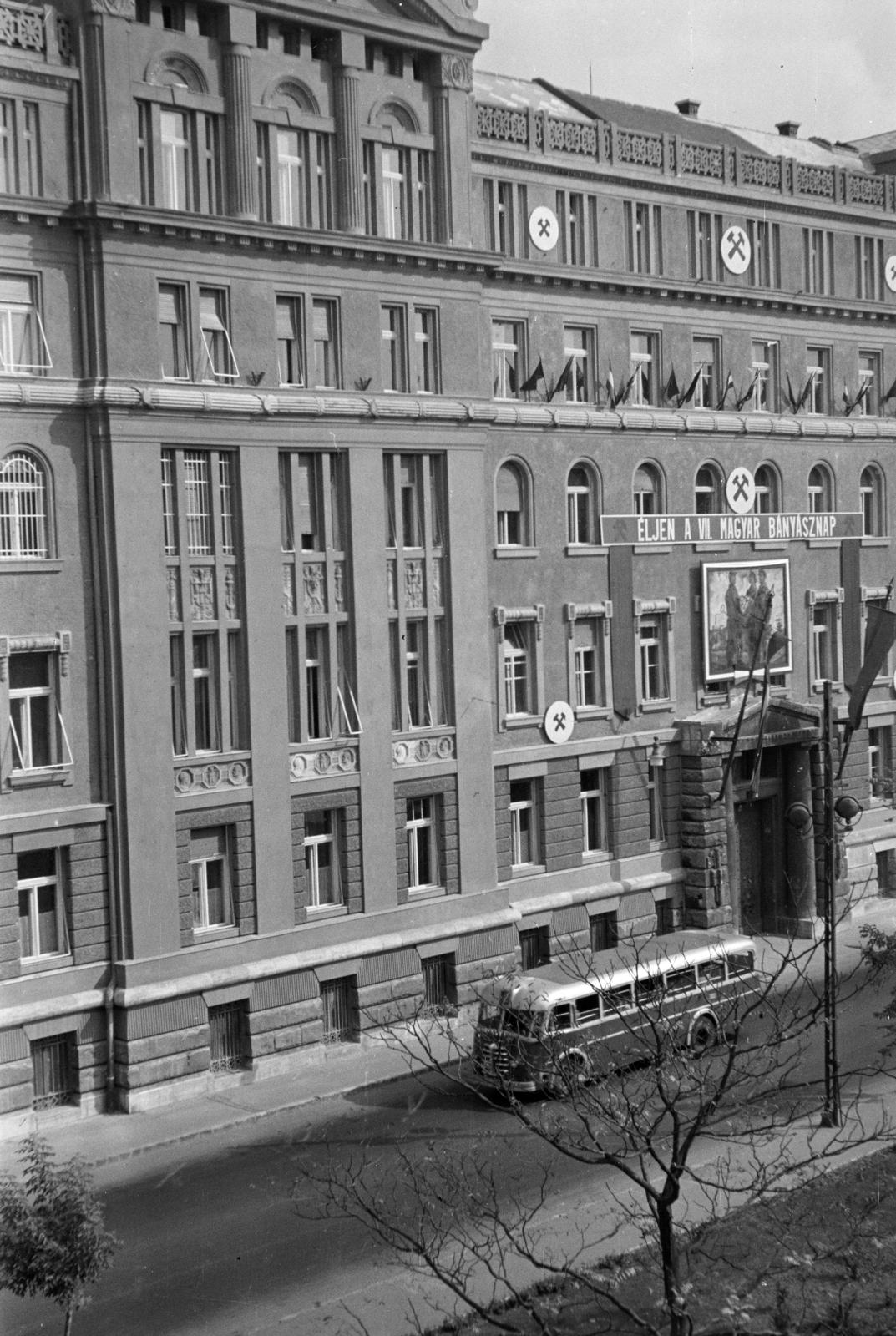 Magyarország, Budapest V., Honvéd (Néphadsereg) tér, háttérben a Szemere 15-ös számú épület (Markó utca 16., ekkor Nehézipari Minisztérium, korábban Igazságügyi Minisztérium)., 1957, Garaczi László, Budapest, Fortepan #285978