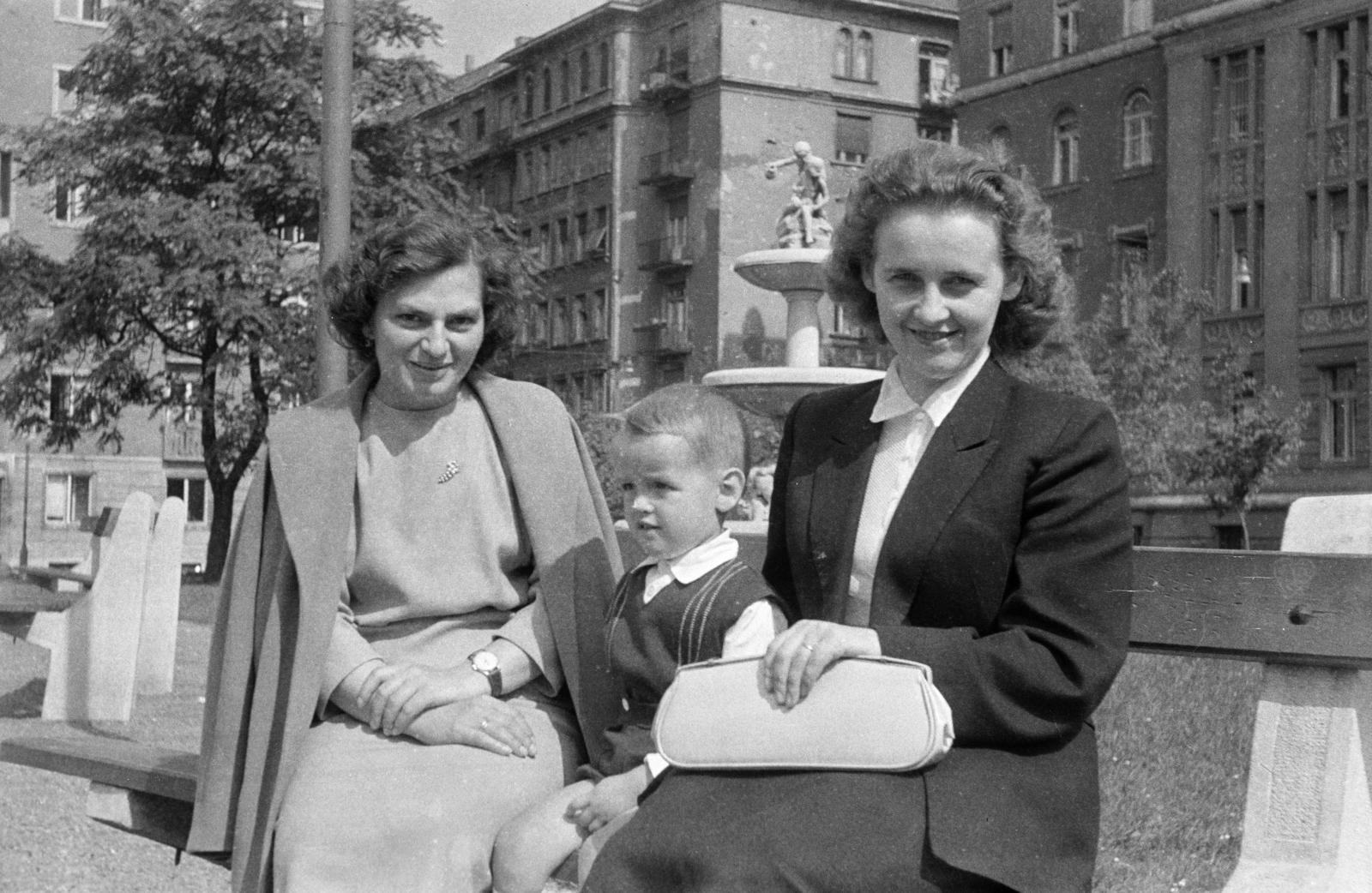 Hungary, Budapest V., Honvéd (Néphadsereg) tér, háttérben a Szemere utca, a szökőkút mögött a Stollár Béla utca torkolata., 1960, Garaczi László, Budapest, kid, bench, mother, Fortepan #285979