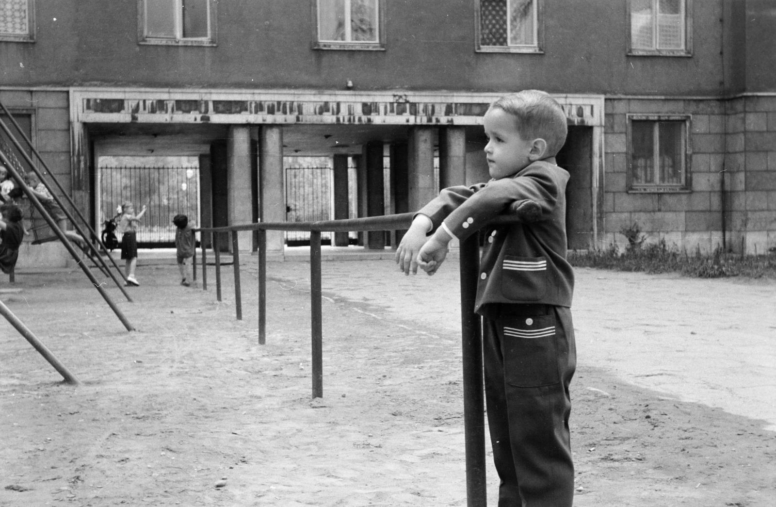 Hungary, Budapest V., a Balaton (Pálffy György) utca - Honvéd utca - Honvéd (Néphadsereg) tér - Szemere utca által határolt háztömb udvara,, 1959, Garaczi László, Budapest, Fortepan #285983