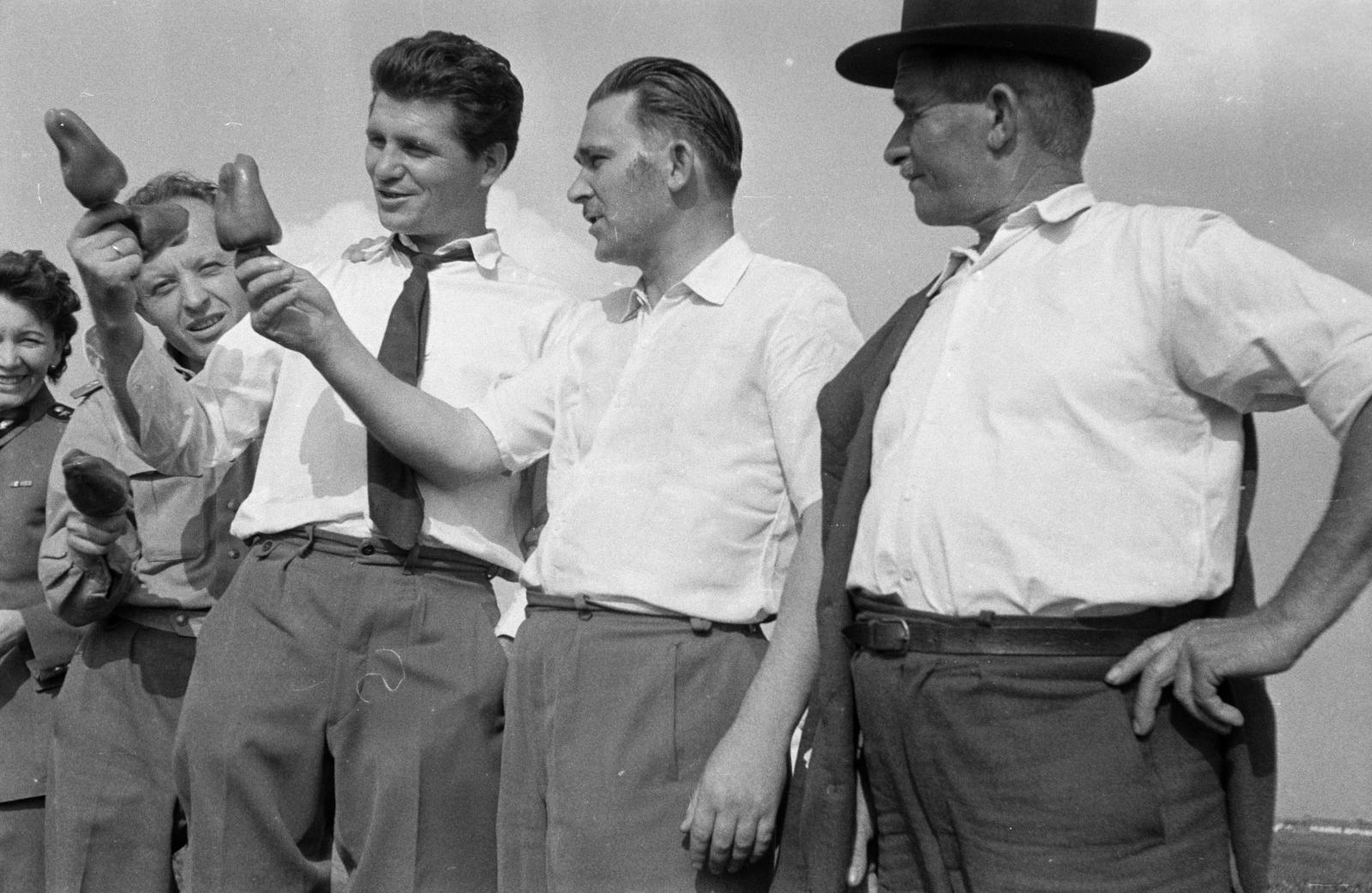 1959, Garaczi László, paprika, kézben tartani, Fortepan #285984