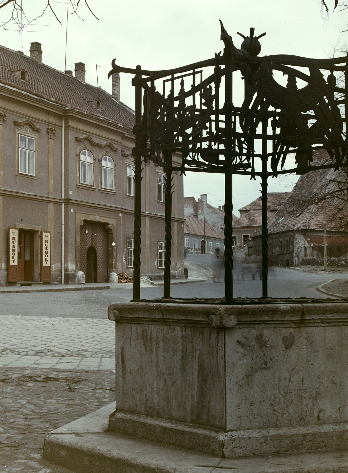 Hungary, Sopron, Sas tér, díszkút., 1968, Építésügyi Dokumentációs és Információs Központ, VÁTI, colorful, well, gate, Fortepan #28599