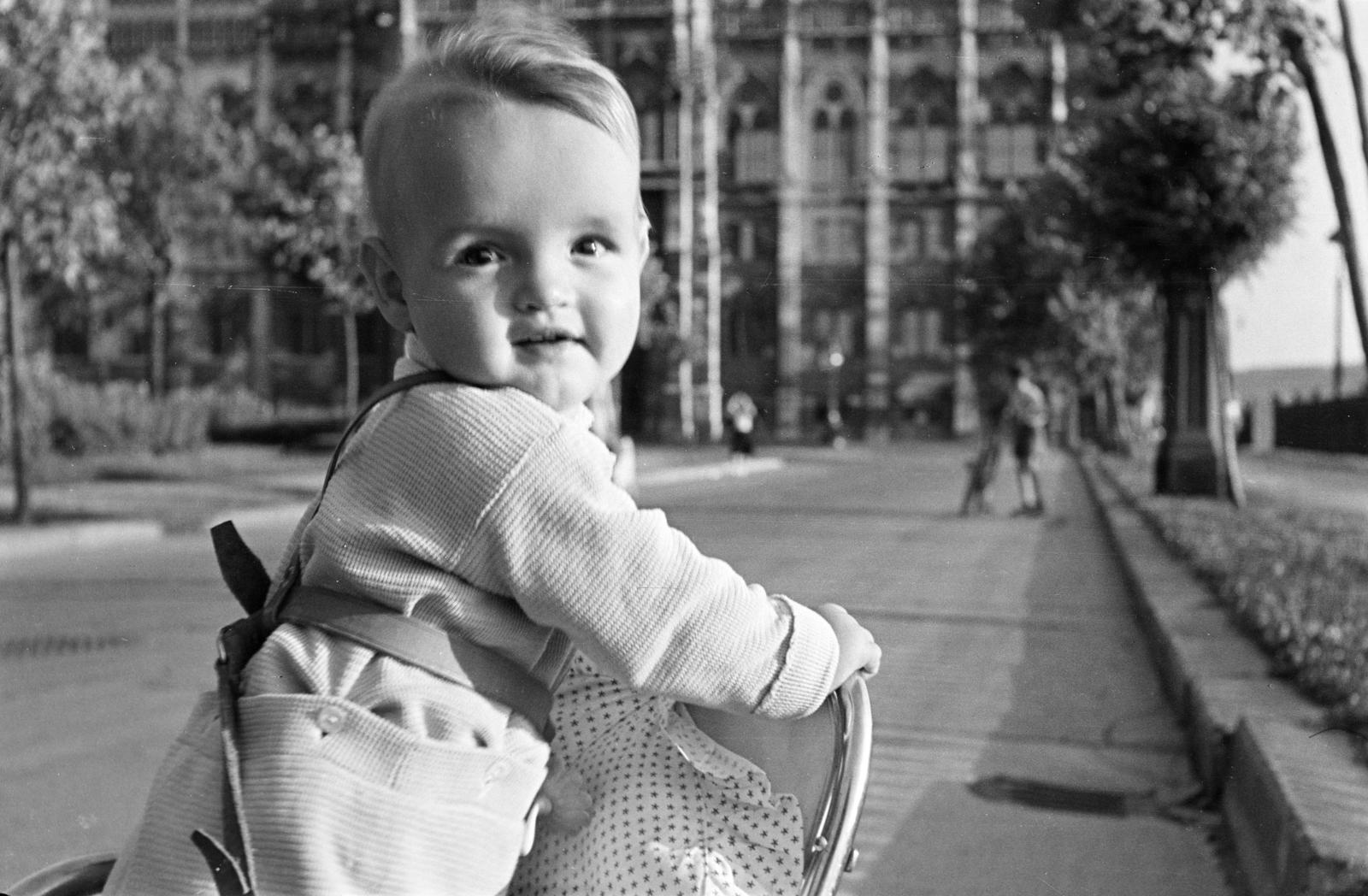 Hungary, Budapest V., Széchenyi rakpart, Parlament., 1957, Garaczi László, Budapest, looking back, kid, Fortepan #285991