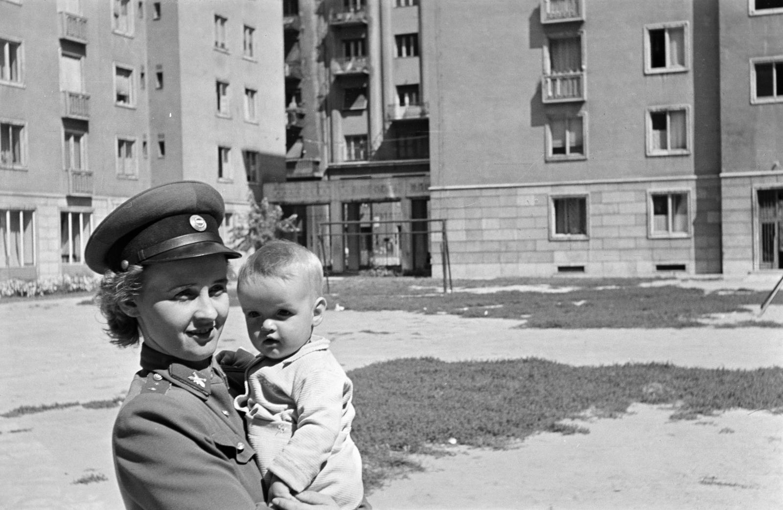 Magyarország, Budapest V., a Balaton (Pálffy György) utca - Honvéd utca - Honvéd (Néphadsereg) tér - Szemere utca által határolt háztömb udvara, háttérben távolabb a Szemere utca 21. számú ház részlete látható., 1957, Garaczi László, Best of, Budapest, gyermek, Fortepan #285992