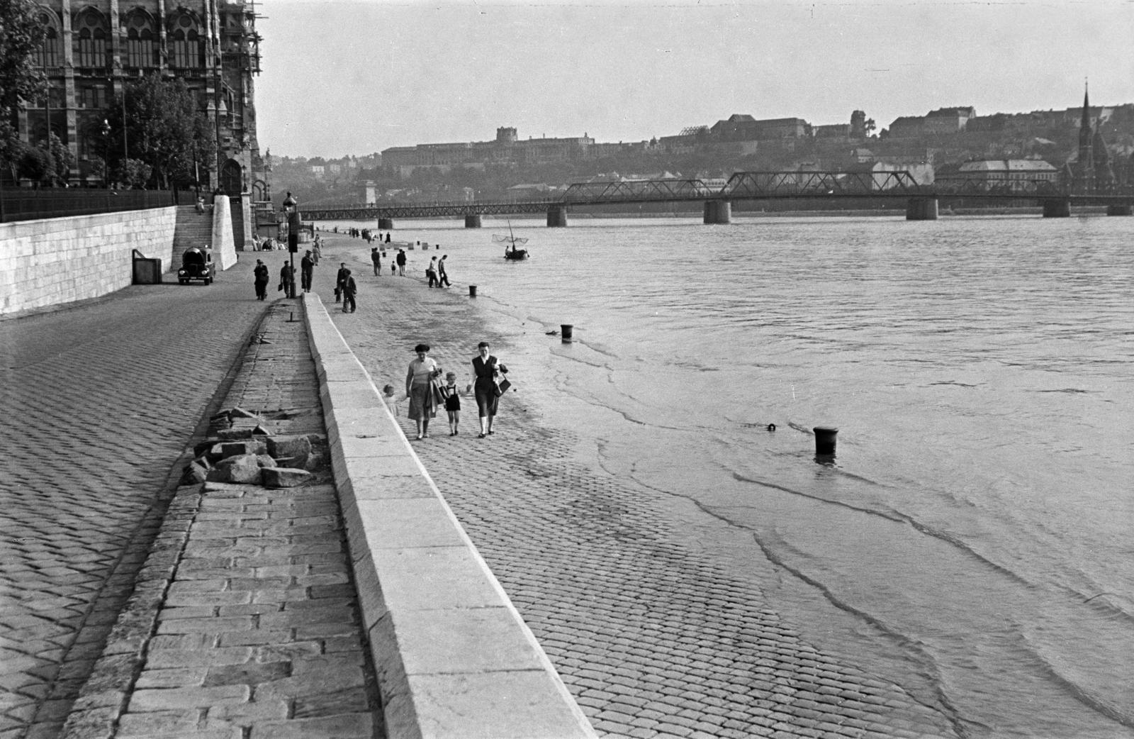 Magyarország, Budapest V., pesti alsó rakpart, Parlament. Szemben a Kossuth híd, háttérben a budai Vár., 1957, Garaczi László, Budapest, Fortepan #285994