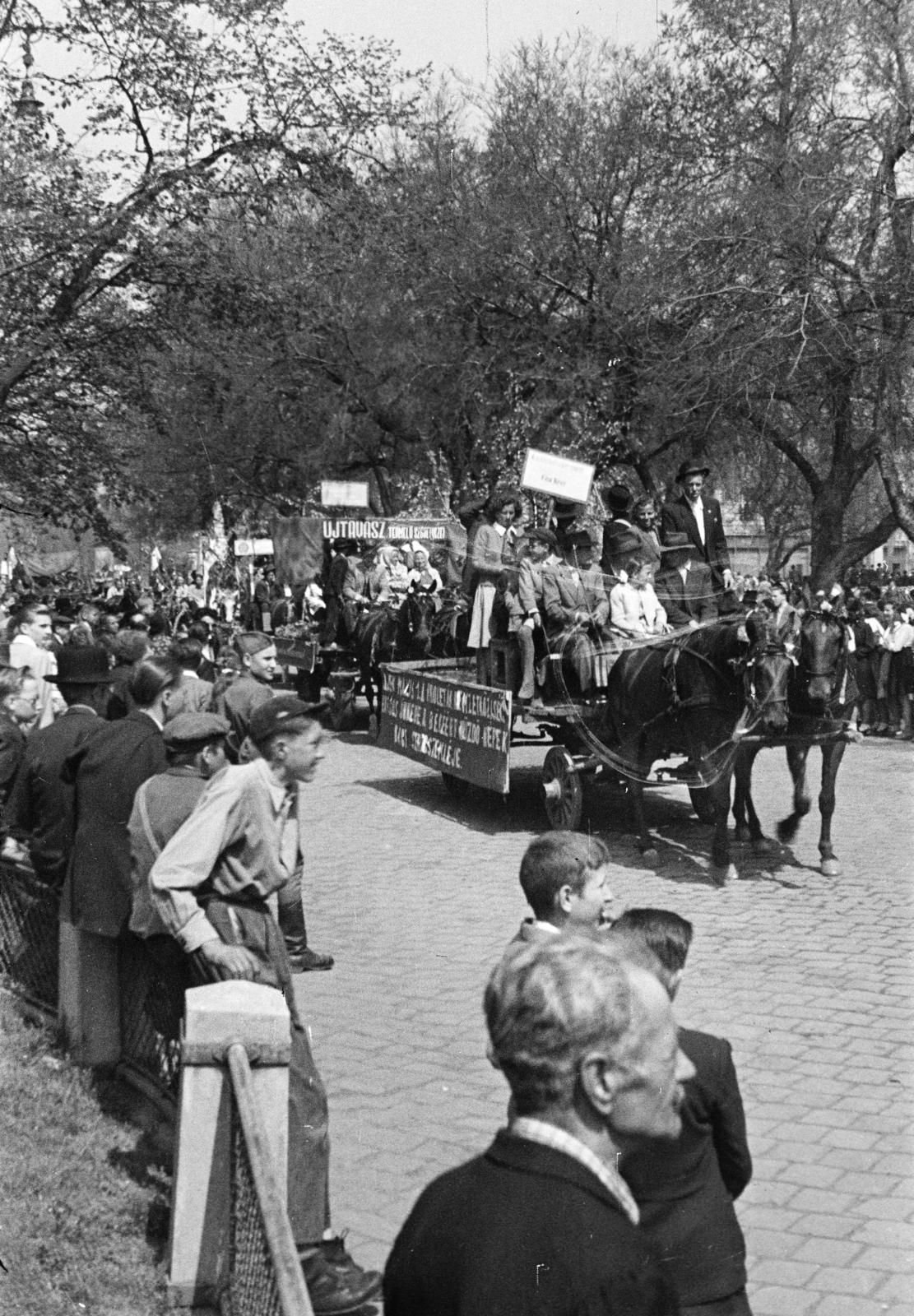 Hungary, Kecskemét, Kossuth tér, felvonulók a Városháza előtt., 1955, Garaczi László, Horse-drawn carriage, Fortepan #285998