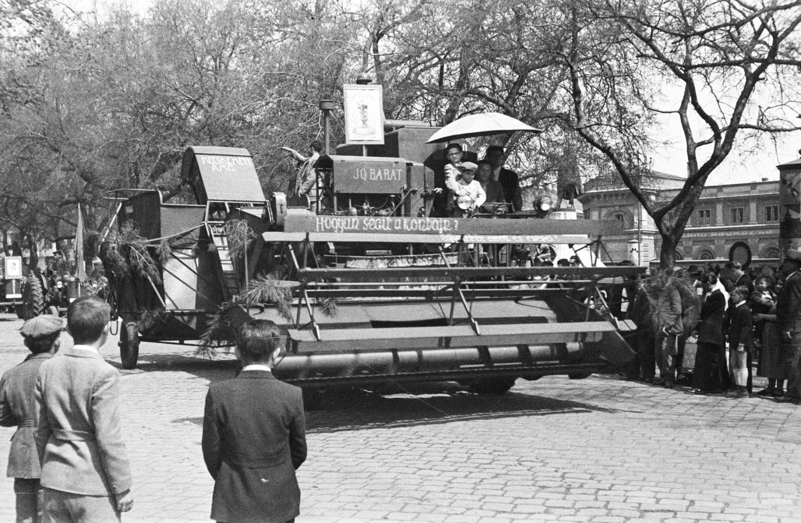 Hungary, Kecskemét, Kossuth tér, felvonulók a Városháza előtt. Háttérben Kossuth Lajos szobra, szemben távolabb a református templom melletti bazár látható., 1955, Garaczi László, combine harvester, Fortepan #286000