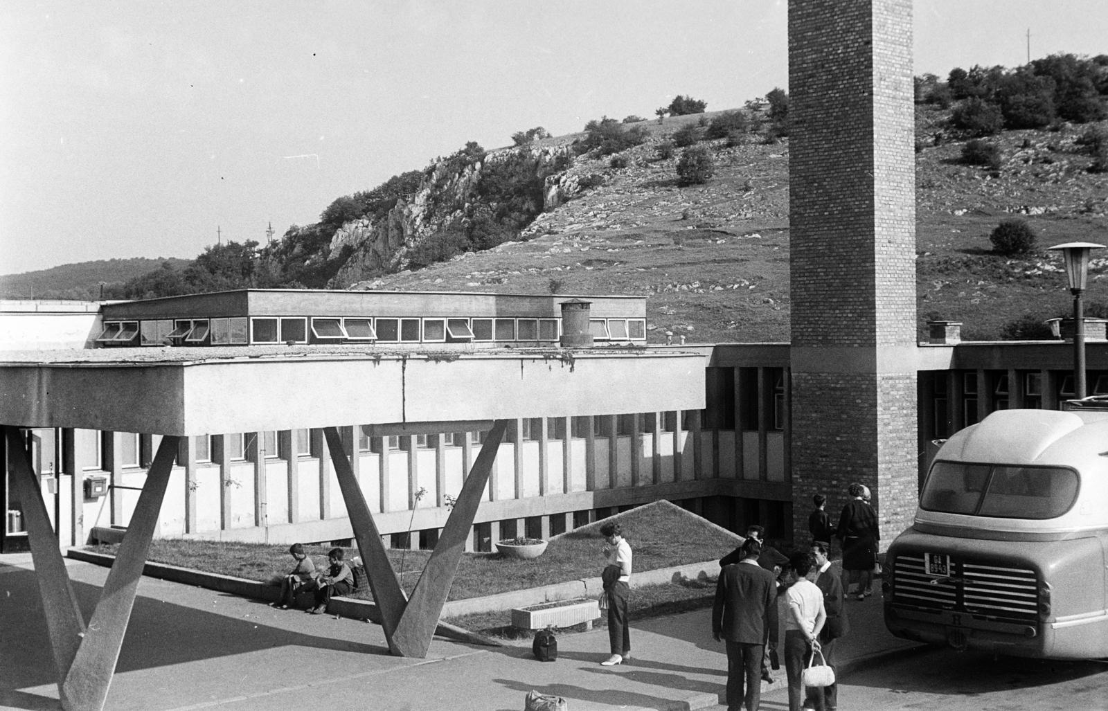 Hungary, Aggtelek, Cseppkő szálló., 1965, Garaczi László, modern architecture, flat roof, Fortepan #286003