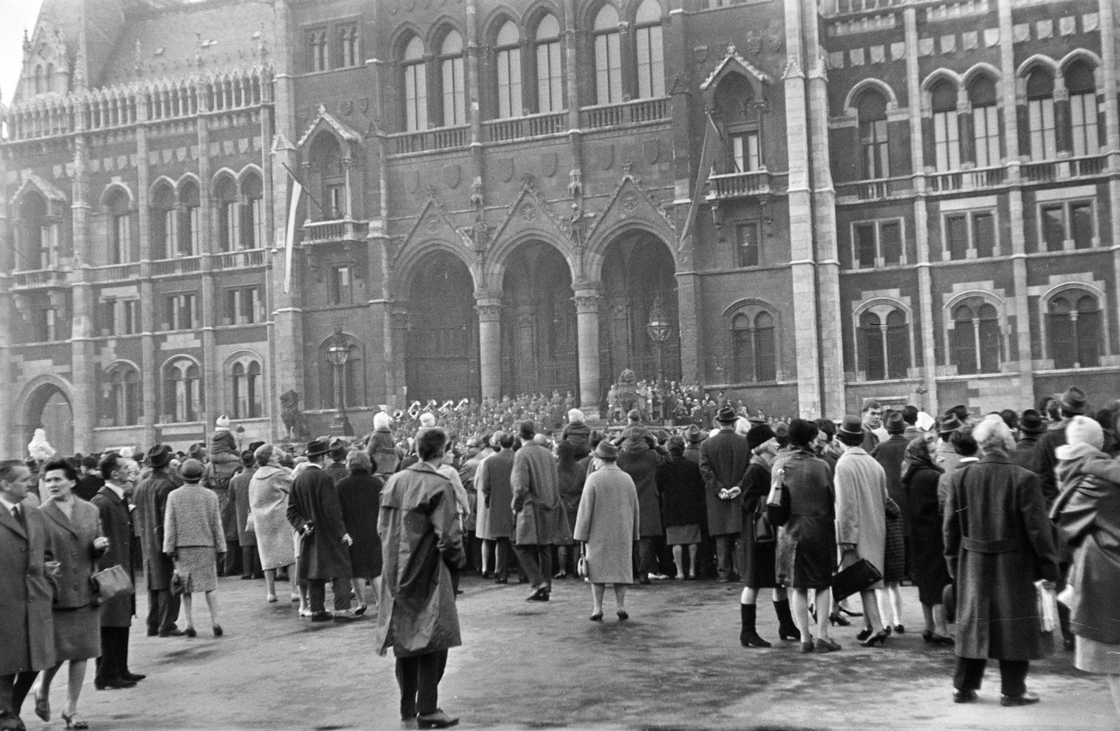 1962, Garaczi László, ünnepség, tömeg, országház, Fortepan #286005