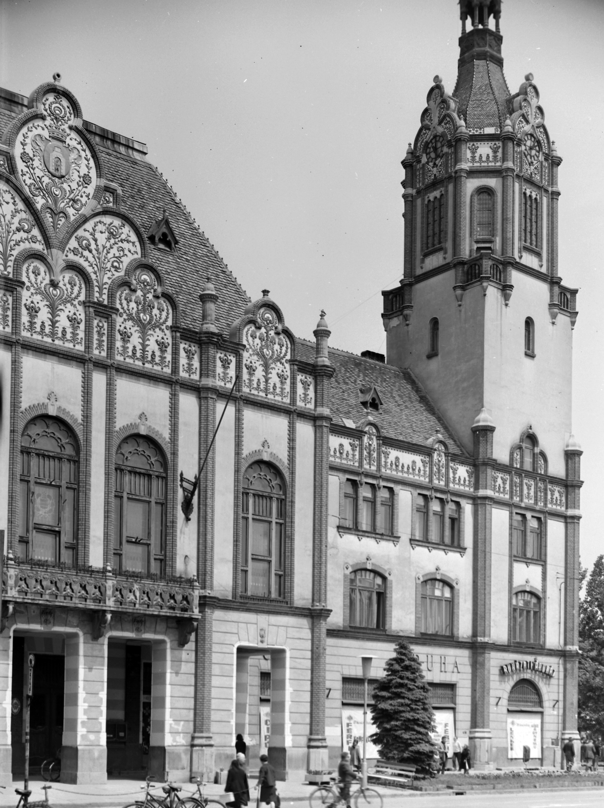 Hungary, Kiskunfélegyháza, Kossuth Lajos utca 1. Városháza., 1970, Építésügyi Dokumentációs és Információs Központ, VÁTI, Secession, public building, bicycle, Fortepan #28601