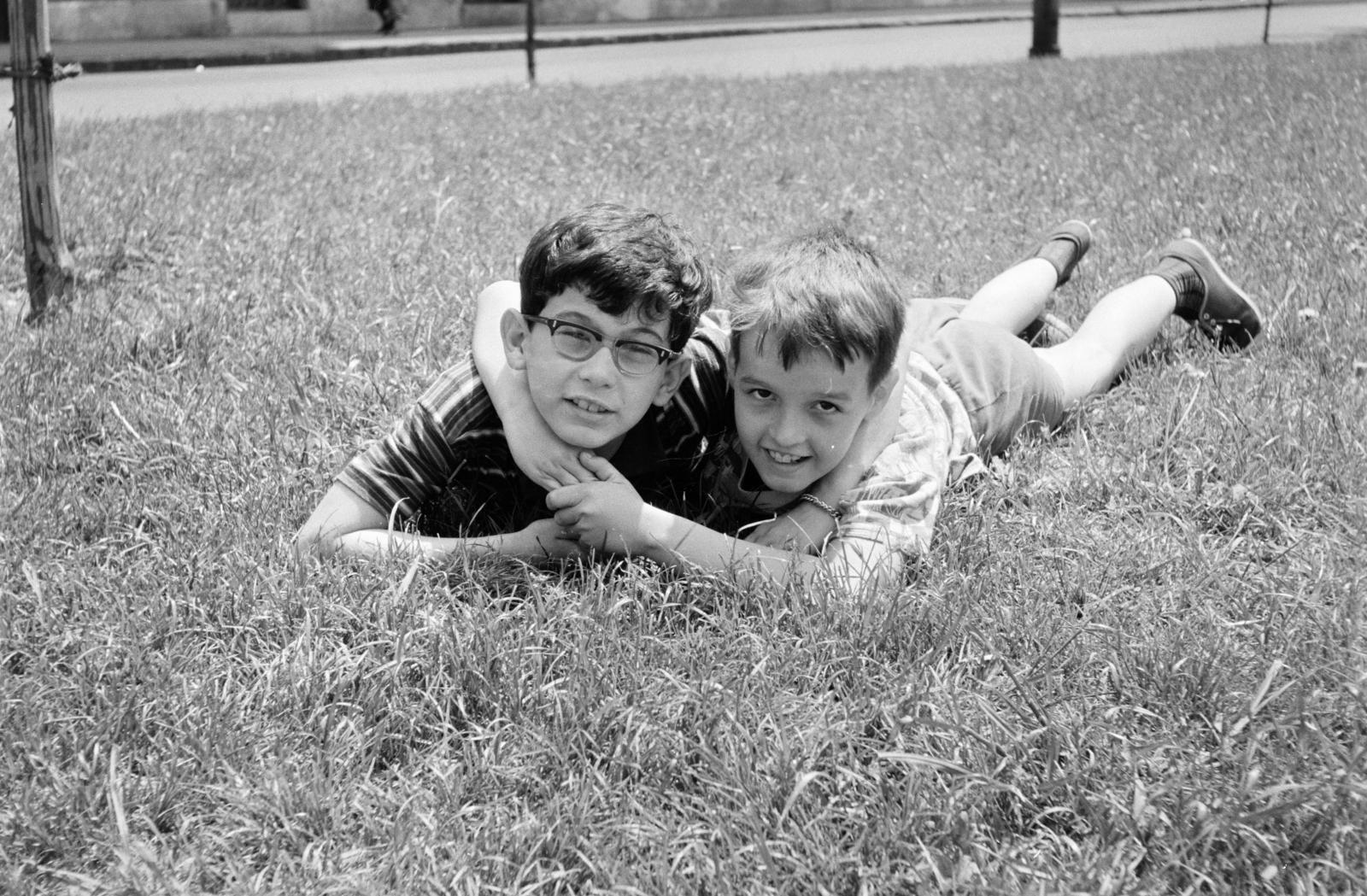 Hungary, Budapest V., Honvéd (Néphadsereg) tér, háttérben a Szemere utca., 1964, Garaczi László, Budapest, friendship, glasses, lie in the grass, Fortepan #286013