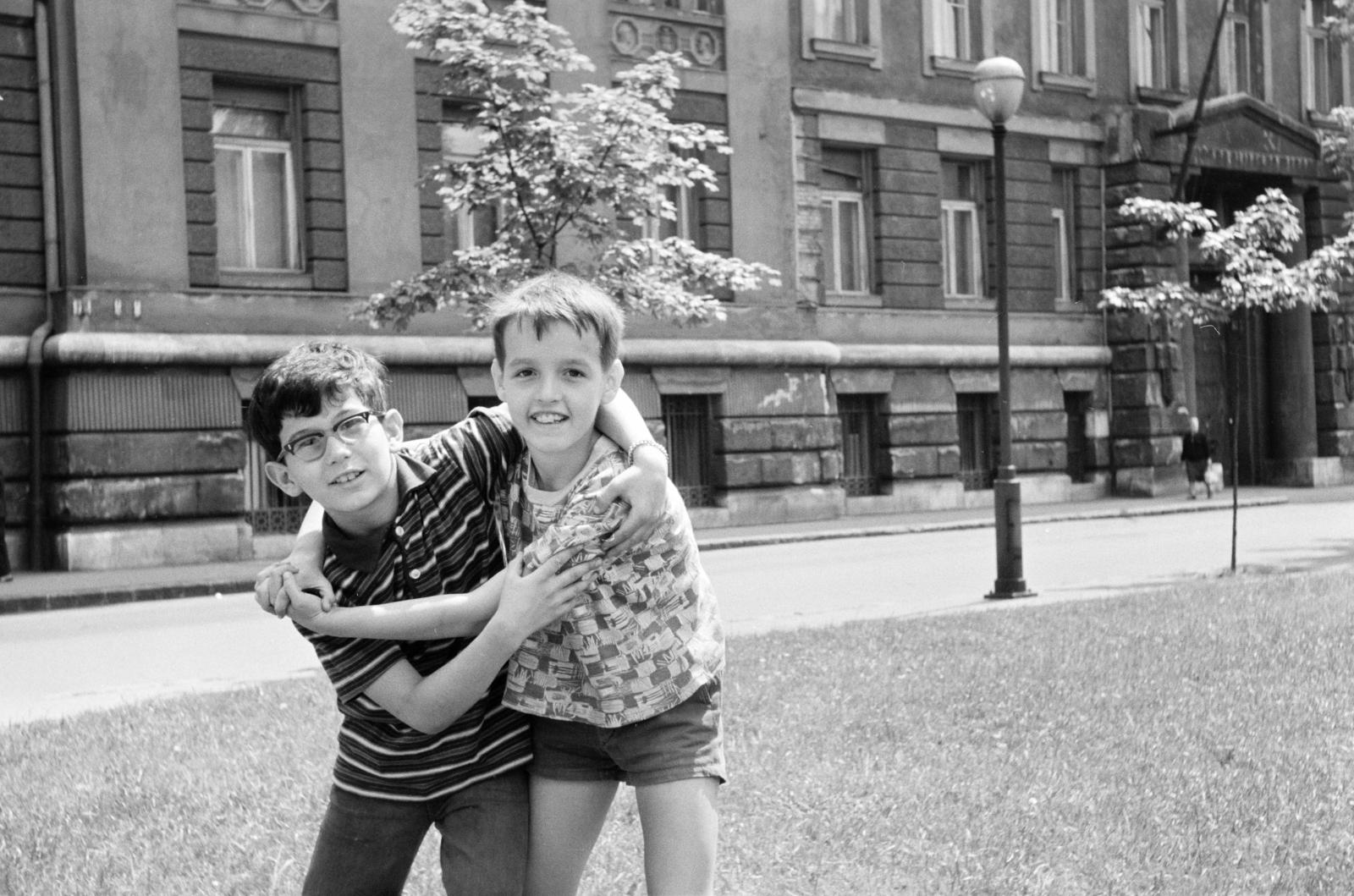 Hungary, Budapest V., Honvéd (Néphadsereg) tér, háttérben a Szemere 15-ös számú épület (Markó utca 16., ekkor Nehézipari Minisztérium, korábban Igazságügyi Minisztérium)., 1964, Garaczi László, Budapest, Fortepan #286014