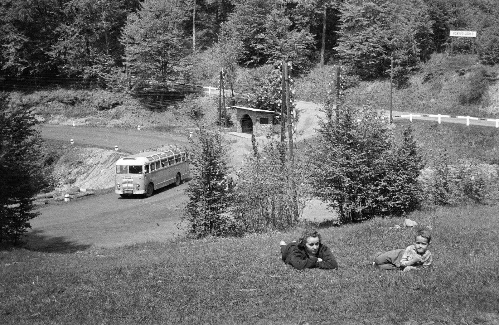 Hungary, Mátraháza, MÁVAUT buszmegálló a 24-es úton a Honvéd tiszti üdülőnél. Mögötte a bekötőút az üdülőhöz., 1962, Garaczi László, Fortepan #286017