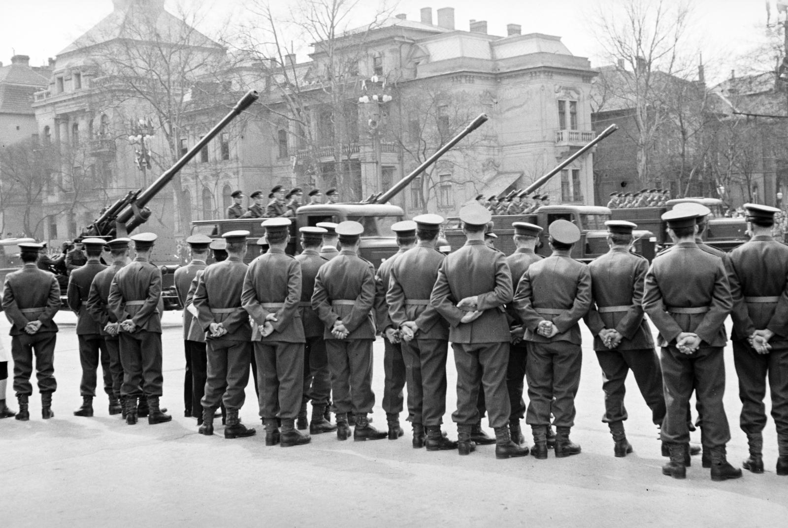 Magyarország, Budapest XIV., Dózsa György út a Műcsarnok mellett, háttérben jobbra a Délibáb utca torkolata, április 4-i katonai díszszemle., 1959, Garaczi László, Budapest, Fortepan #286020
