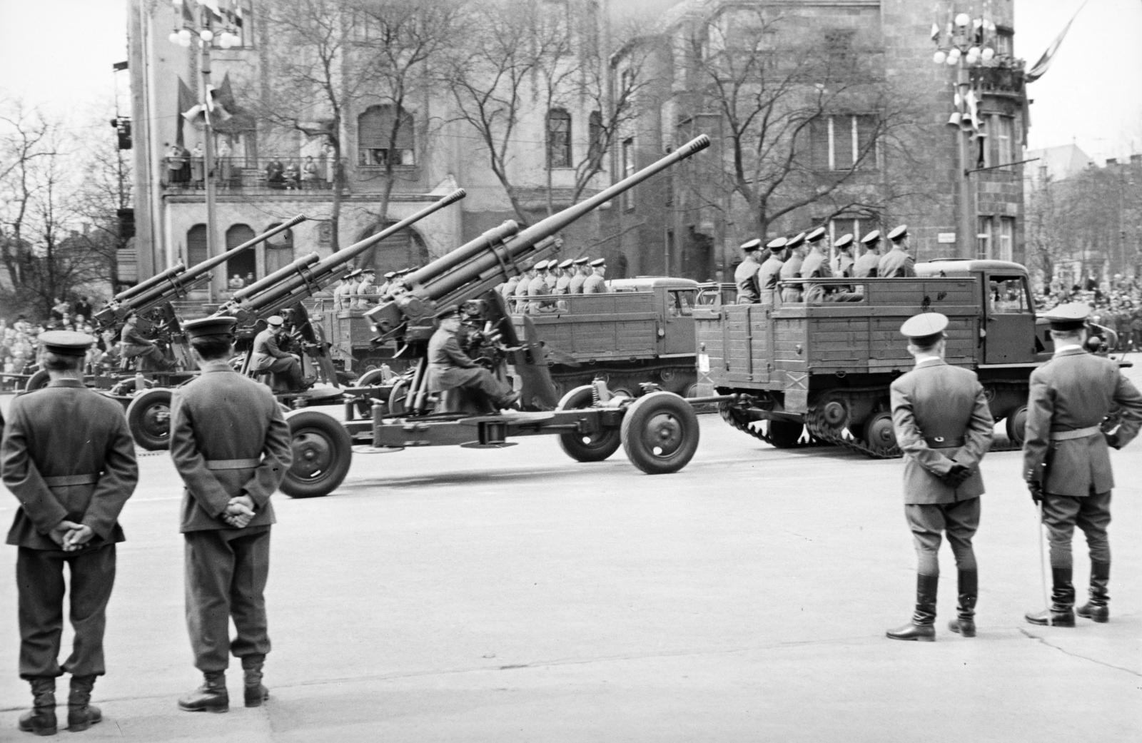 Magyarország, Budapest XIV., Dózsa György út a Hősök terénél, háttérben jobbra az Andrássy út (Népköztársaság útja), április 4-i katonai díszszemle., 1959, Garaczi László, Budapest, Fortepan #286021