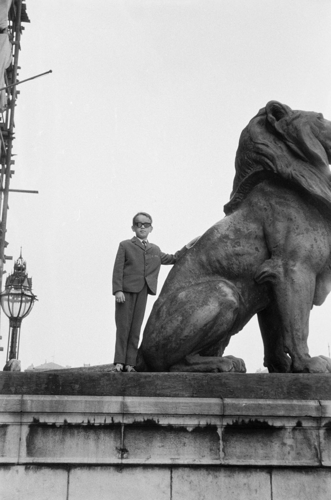 1962, Garaczi László, kisfiú, kőoroszlán, öltöny, napszemüveg, Fortepan #286023