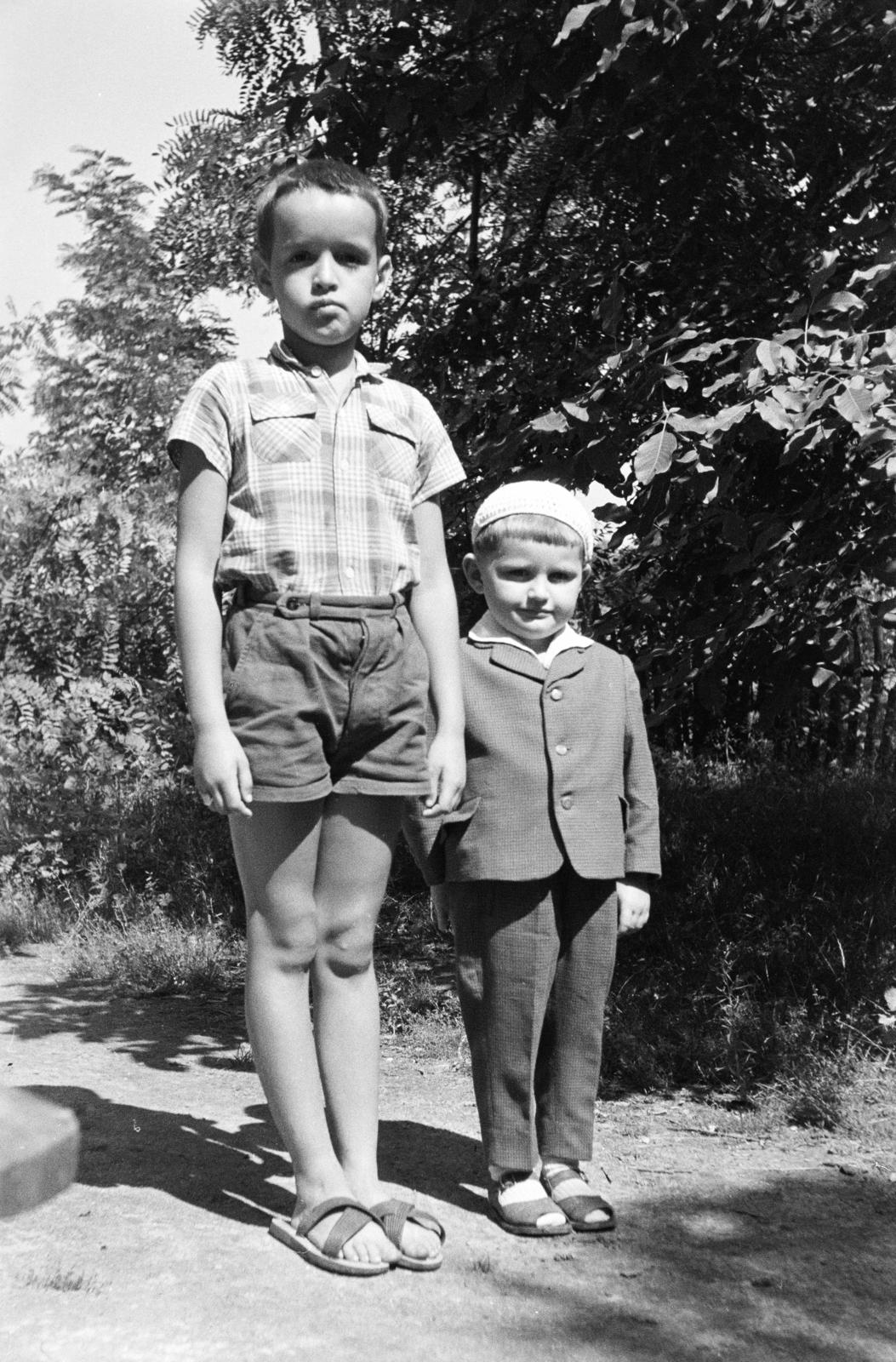1963, Garaczi László, fiúk, strandpapucs, rövidnadrág, Fortepan #286024