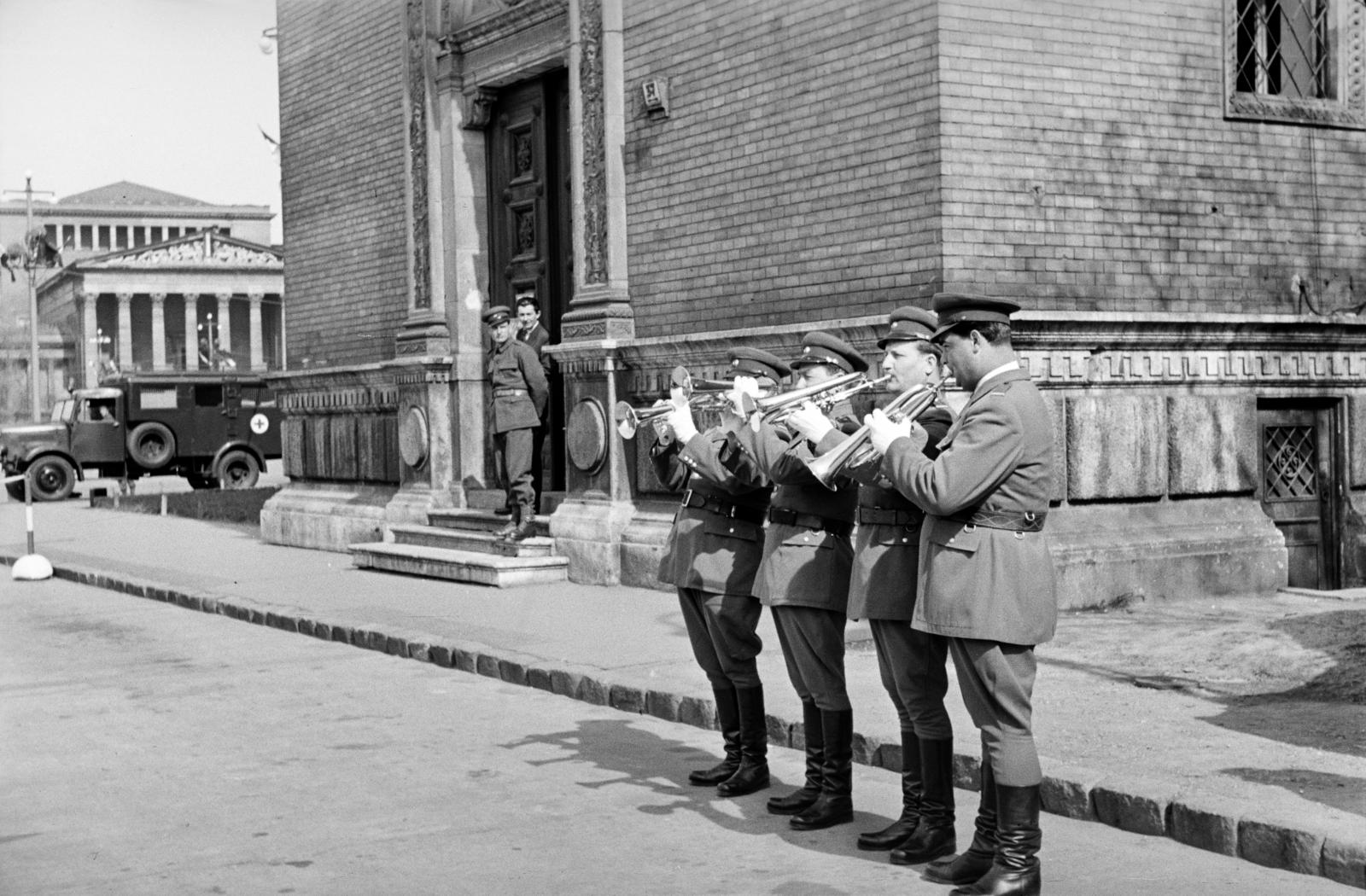 Hungary, Budapest XIV., Dózsa György út a Műcsarnok mellett, térzene az április 4-i katonai díszszemle alkalmával., 1959, Garaczi László, Budapest, Fortepan #286033
