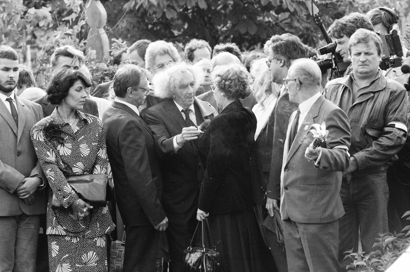 Hungary, Budapest X., Új Köztemető, 301-es parcella 1989. június 16-án, Nagy Imre és mártírtársai újratemetésekor. Középen Faludy György költő és Nagy Erzsébet, Nagy Imre lánya., 1989, Horváth Péter, Budapest, Fortepan #286065