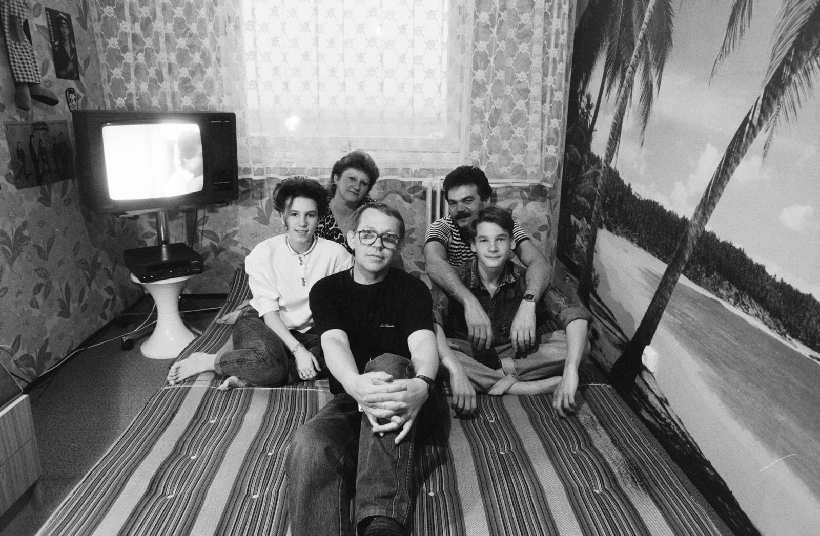 1990, Horváth Péter, Best of, celebrity, family, concrete block of flats, photographer, poster, tableau, palm tree, TV, curtain, wallpaper, mattress, Fortepan #286082