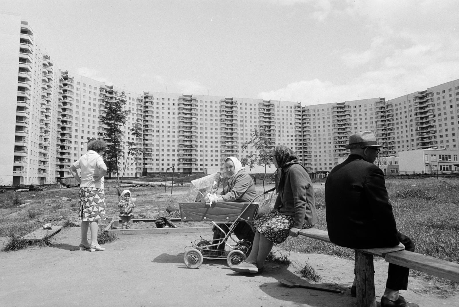 1987, Horváth Péter, mother, kid, baby carriage, relaxation, bench, sandpit, concrete block of flats, blocks, old person, Fortepan #286095