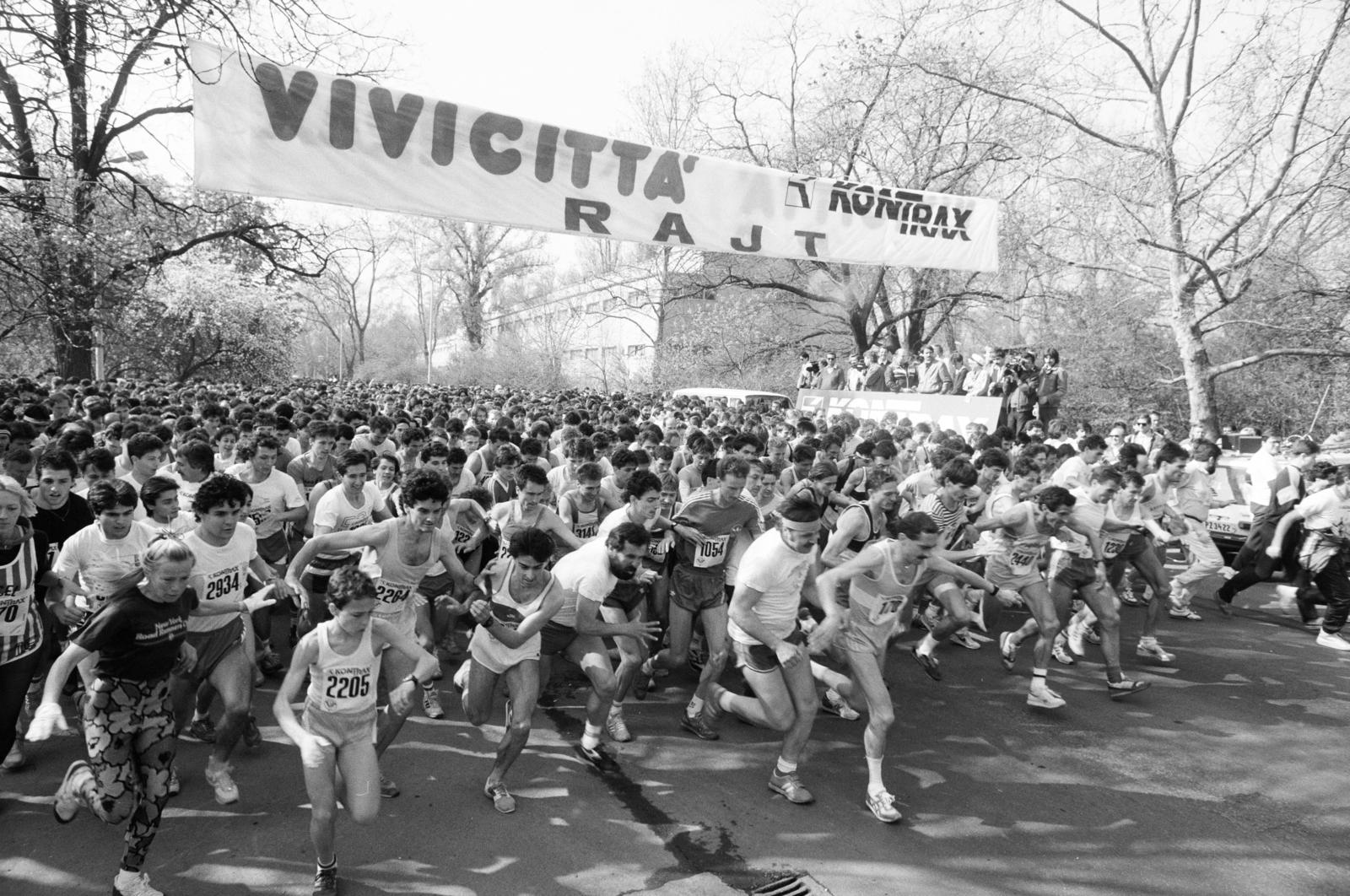 Hungary, Margit Islands, Budapest, a Vivicitta-Kontrax futóverseny rajtja, háttérben a Palatinus Strandfürdő., 1990, Horváth Péter, competitive running, Fortepan #286099
