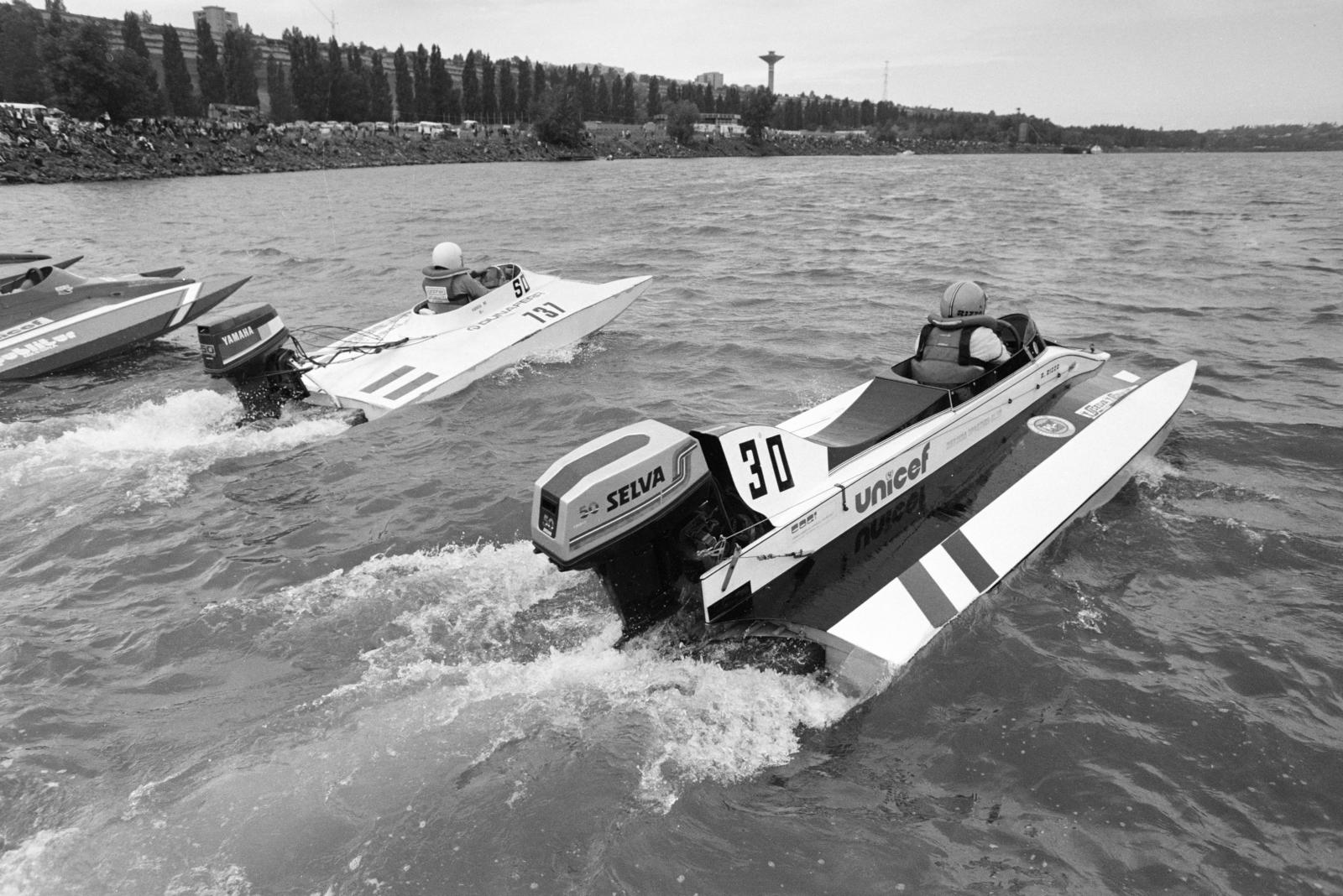 Hungary, Dunaújváros, Kikötői-öböl partja, a felvétel a motorcsónak világbajnokság dunaújvárosi futamakor készült. Távolban a víztorony., 1988, Horváth Péter, competition, motorboat, water parade, Fortepan #286103