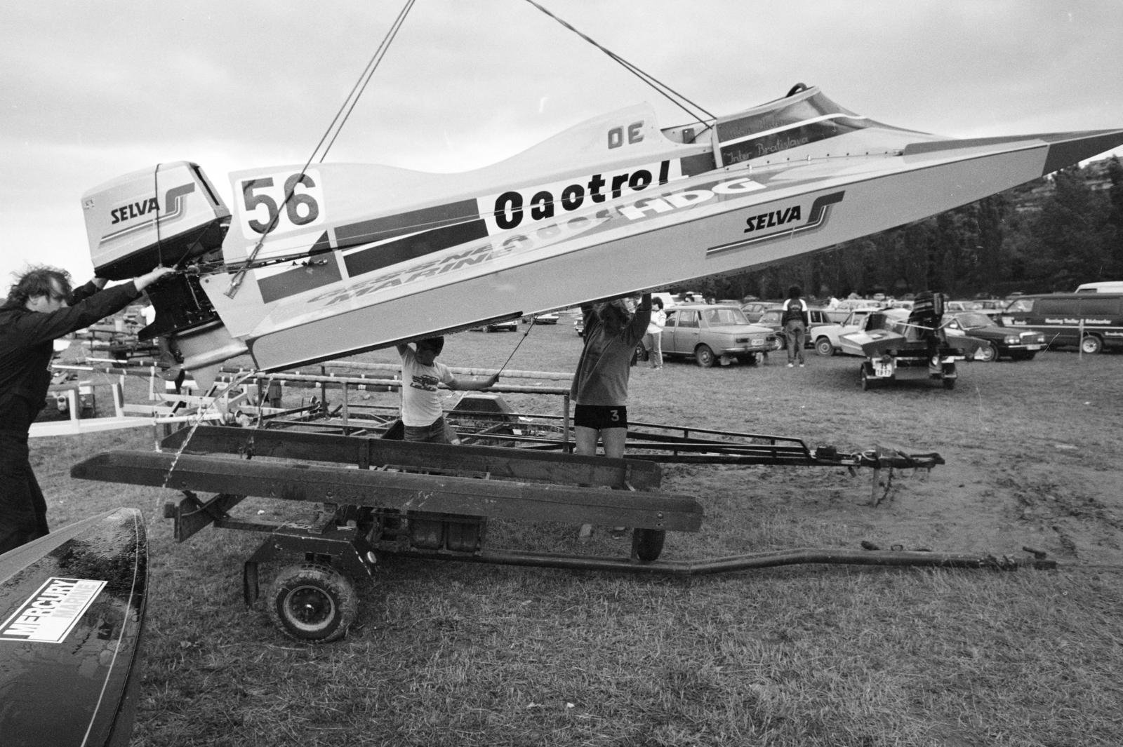 Hungary, Dunaújváros, Kikötői-öböl partja, Lemezalakító Szabadidőpark, a felvétel a motorcsónak világbajnokság dunaújvárosi futamakor készült., 1988, Horváth Péter, competition, motorboat, Fortepan #286104