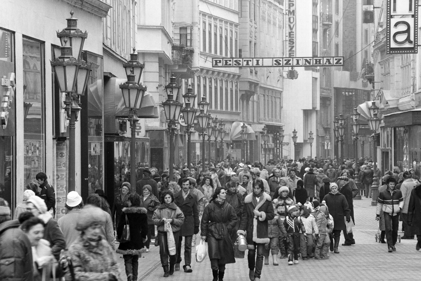 Hungary, Budapest V., Váci utca a Vörösmarty tér felől nézve, balra a Kristóf tér., 1986, Horváth Péter, Budapest, Fortepan #286143